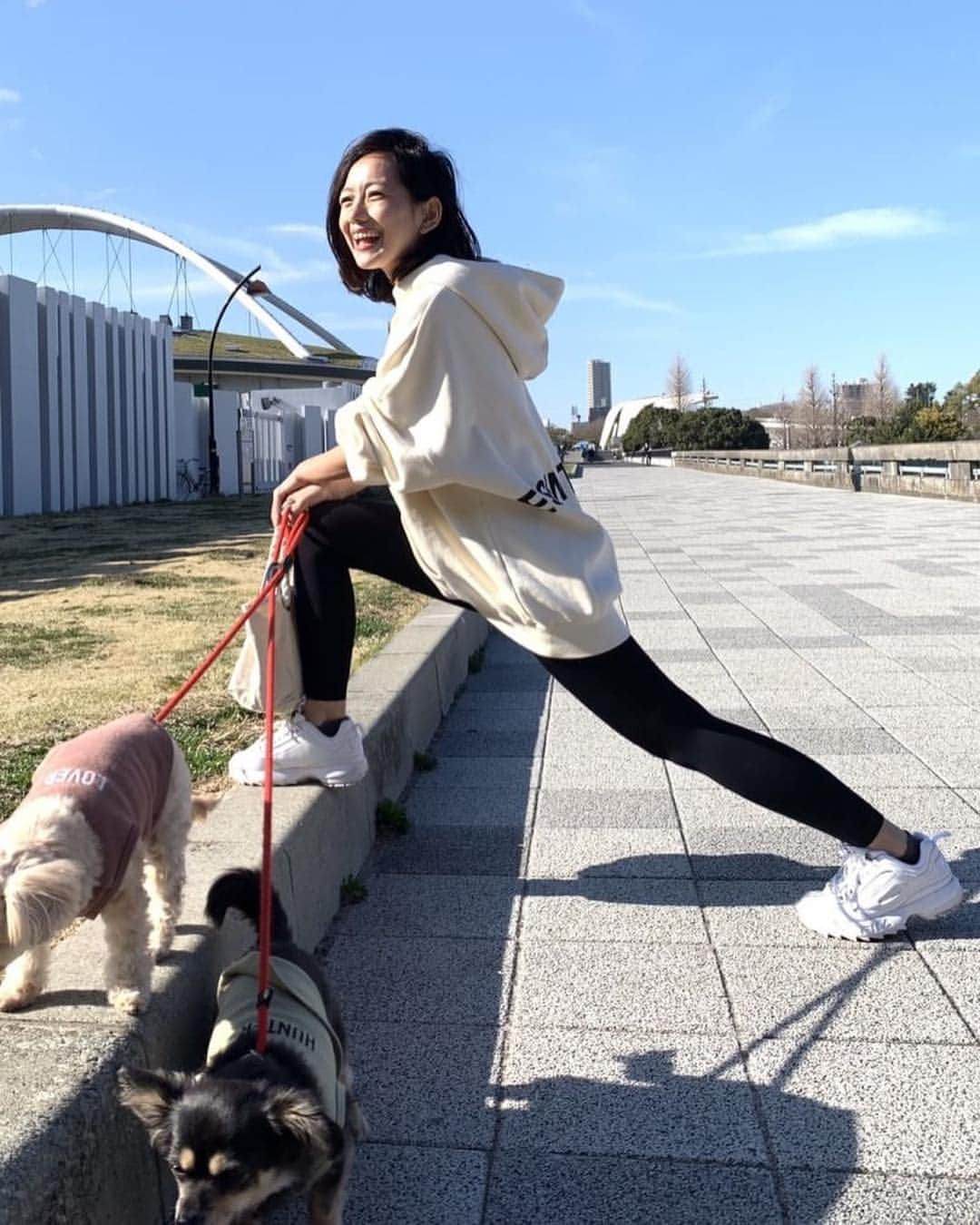 武智志穂さんのインスタグラム写真 - (武智志穂Instagram)「「SLIMWALK」といえば、美脚を目指す女性の強い味方🥊✨ そのスリムウォークから新しく誕生したスポーツラインの「スリムウォーク Beau-Acty（ビューアクティ）」。 ‌ いつもの運動時にはくことで、効率的に「スリム美脚」を目指せちゃう優れもの！ 太ももからお尻の筋肉の動きに負荷をかけて、運動時のカロリー消費を後押ししてくれます🔥 ‌ 毎日欠かさず愛犬のお散歩がてらに続けているスローランニング中にもはいているんだけど、確かにいつもより燃焼が早い気がして太ももやお尻がポカポカしてくるんです🥺‼️ ‌ 「骨盤サポート」と「お腹凸凹おさえ」のWシェイプ設計も嬉しいし、UVカットもしてくれてサラッとした着心地もこれからの季節には有り難い機能。 ‌ #燃焼シェイプレギンス #スリムウォーク #ビューアクティ #スポーツレギンス #SLIMWALK #slimwalk_pr @slimwalk_pip」3月31日 17時25分 - shiho_takechi