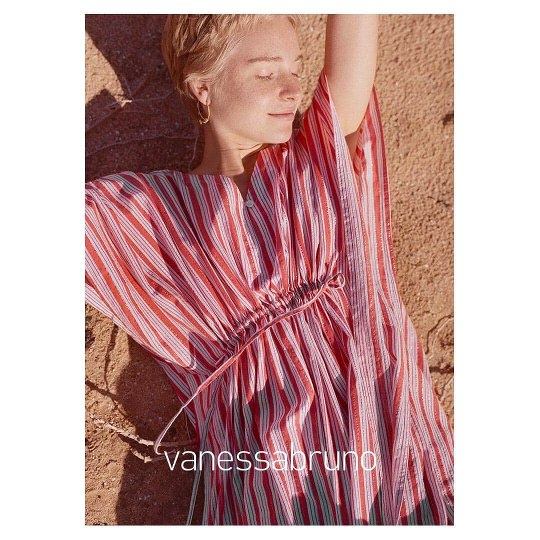 バネッサ・ブリューノさんのインスタグラム写真 - (バネッサ・ブリューノInstagram)「Sunday vibes, sunday stripes ☀️ #vanessabruno #printemps #SS19 #dress」3月31日 17時25分 - vanessabruno