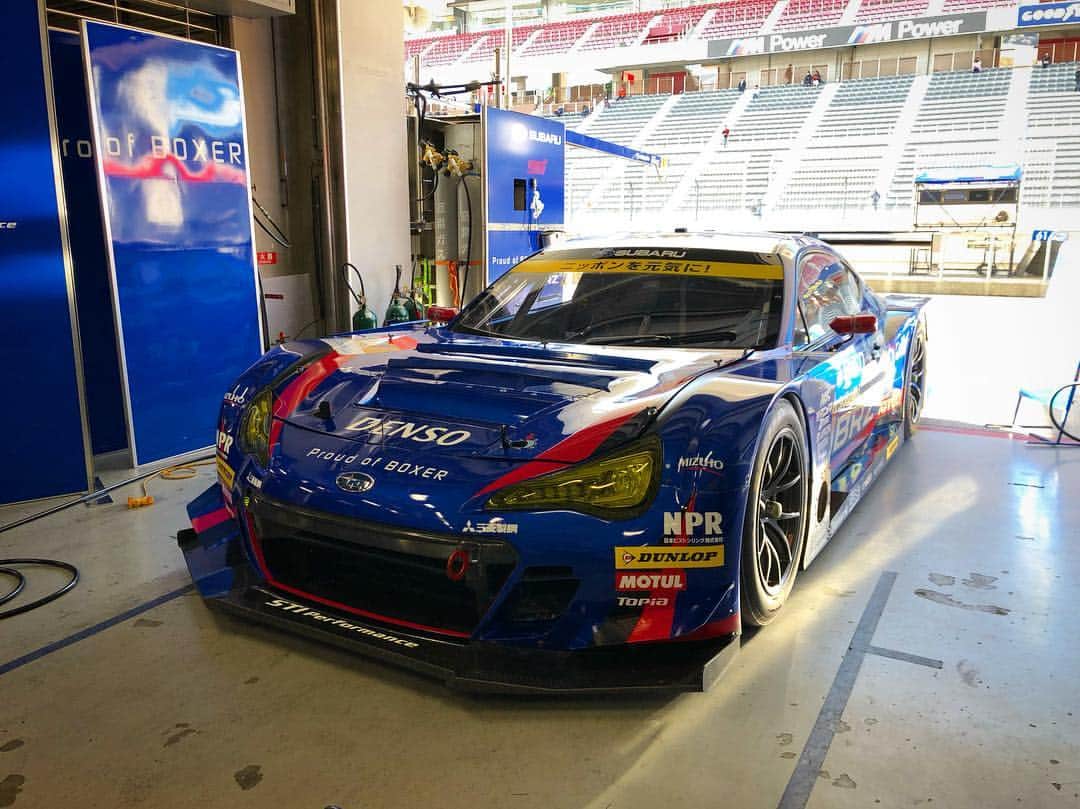 のインスタグラム：「スーパーGT公式テスト富士スピードウェイ。終了しました‼️残念ながら、2日目はトラブルが出てしまい、乗る機会がありませんでしたが…車両のパフォーマンスが高い事は確認できました👌次に走るのは開幕戦。チーム一丸となって、良い準備をできればと思います。逆に今回のテストでトラブルを解消できたので良かったと思う🤔#SUBARU #BRZ」