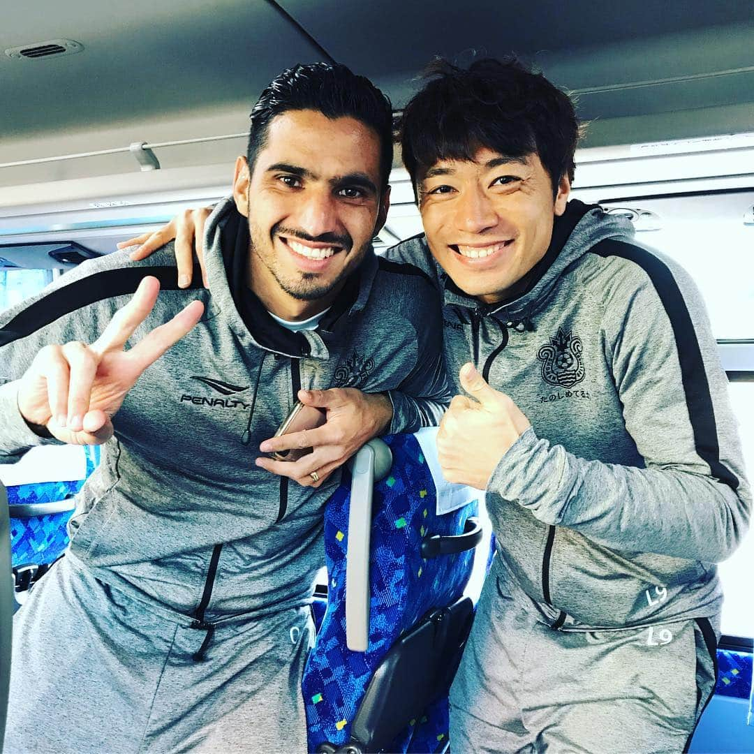 梅崎司さんのインスタグラム写真 - (梅崎司Instagram)「勝利！！ 本当に嬉しい勝利。 一年前大敗した場所で成長した姿を見せれたと思う。 皆んなに感謝。  ゴールを決めたフレイレ。 昨年までいたチーム相手に色んな想いもあっただろうけど、湘南の選手として戦ってくれている。 本当に熱いものをもっている。 仲間を鼓舞し、仲間の為に自分が先頭にたって戦ってくれる。  陽太とは一年前にここで言い争った。 そこからチームも俺自身も変われたと思う。 その借りを一緒に返せたと思う。 そして、同じ方向を向いて後ろから前からチームを引っ張る気持ちは一緒だ。  今日は清水のサポーターさんも含めて本当に素晴らしい雰囲気でサッカーすることができました。 本当にサッカー選手として幸せです。  そして、ベルマーレのサポーターも最高の応援をありがとう！  もっと高みへ行こう。」3月31日 17時26分 - umeman7