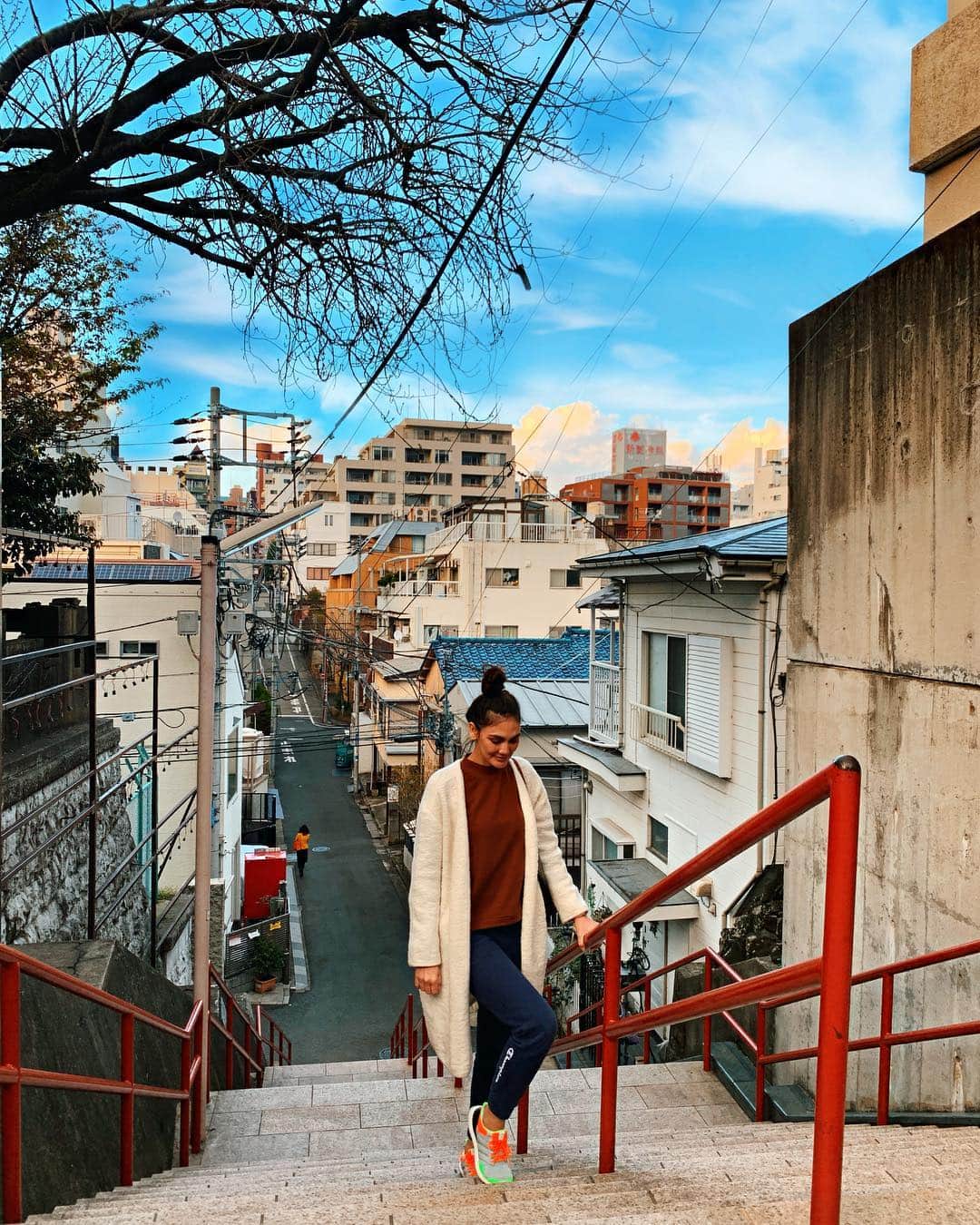 ルナ・マヤさんのインスタグラム写真 - (ルナ・マヤInstagram)「Waiting for my taki 🌸💚 #Kiminonawa #stairs #anime #taki #mitsuha」3月31日 17時30分 - lunamaya
