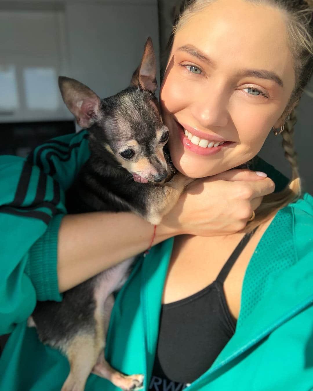 RU.TVさんのインスタグラム写真 - (RU.TVInstagram)「💓 Наталья Рудова @rudovanata рассказала о любви! Подробности узнаешь через несколько минут в программе #виртуальнаяправда с Лизой Жарких @lizazharkikh! ⠀ ☀️ Время выхода: ‪11:57, 19:00 ⠀ 🍒 В выпуске: МакSим @maksimartist, Ксения Бородина @borodylia ⠀ #рутв #rutv #лизажарких #натальярудова #макsим #ксениябородина」3月31日 17時30分 - ru_tv