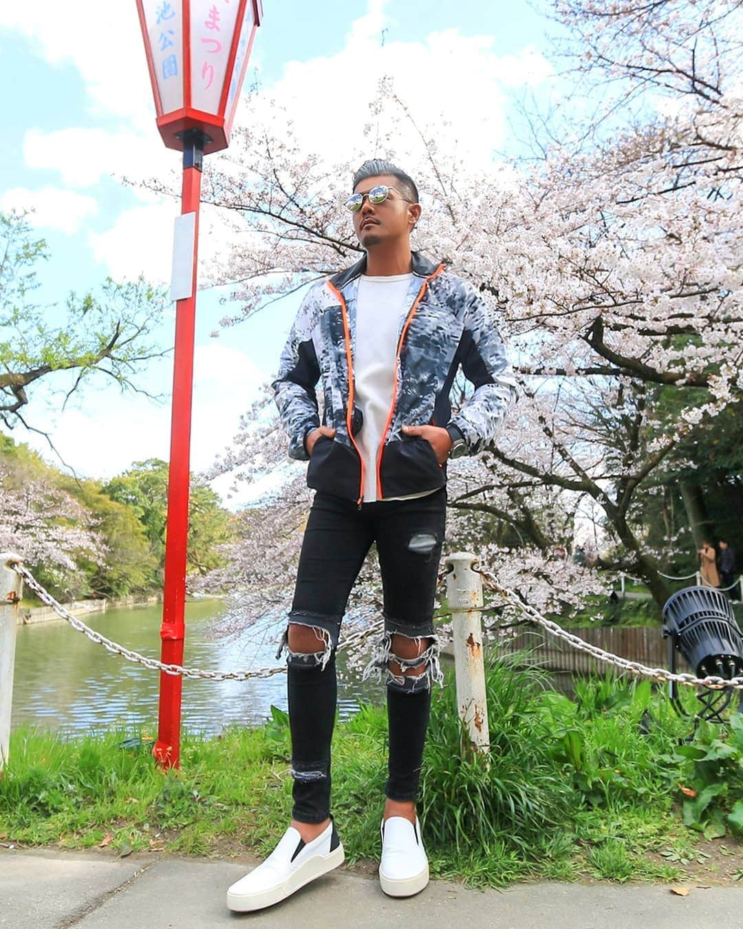 Naoki Kiriiのインスタグラム：「. ootd ブラック . #ootd #桜 #花見」