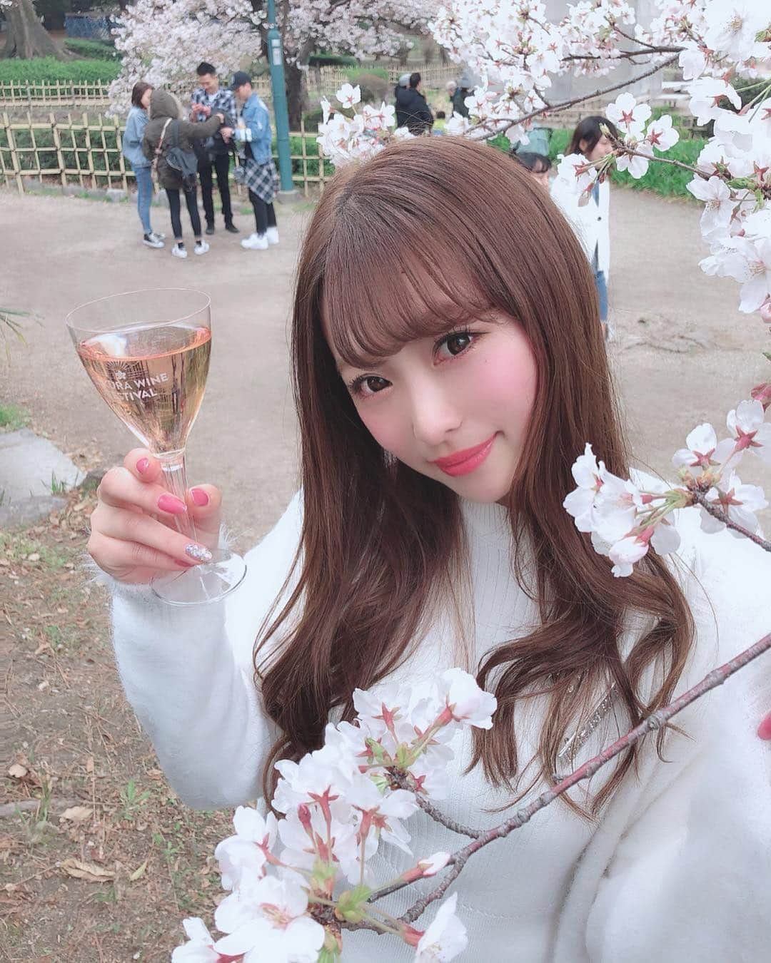 清里千聖さんのインスタグラム写真 - (清里千聖Instagram)「. ZIP SPRING SQUARE🌸💕. 今日もたくさんの方に会えて嬉しかったです😘💕💕. この後も楽しんでね〜🌸💕. #サクラワイン #乾杯 #鶴舞公園 #zipfm #お花見 #funnybuddy #peeps #followme #japan #愛知 #名古屋 #셀스타그램  #follow4follow #beautiful #rirandture #instagramjapan  #일상 #cute #sakura #japanesegirl #instagood #팔로우 #얼스타그램 #패션스타그램 #친스타그램 #먹스타그램 #일상그램 #tagsforlikes #picoftheday」3月31日 17時35分 - chiseikiyosato