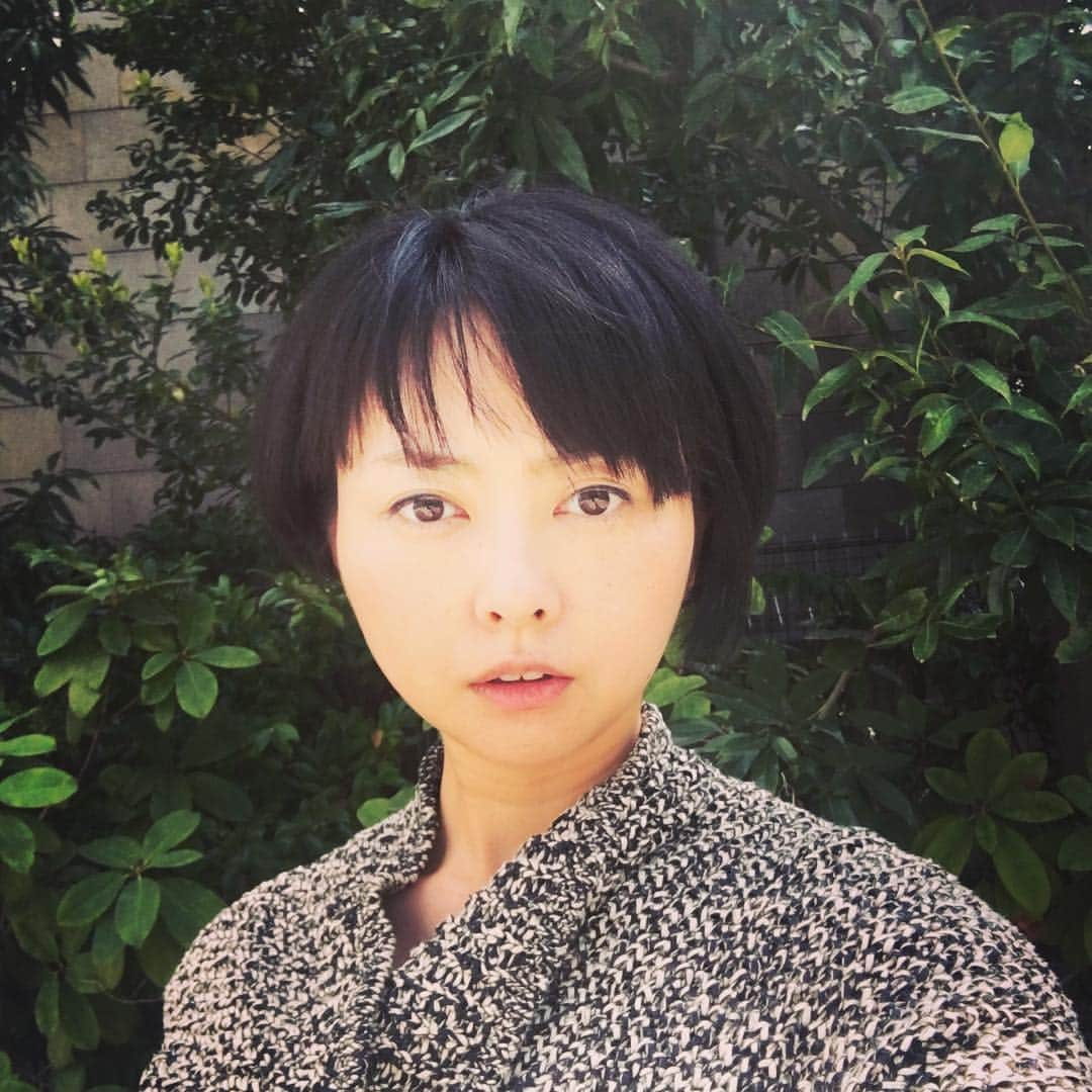 野村佑香さんのインスタグラム写真 - (野村佑香Instagram)「久々に前髪作りました✂️ 春らしく軽くしてもらってスッキリ✨  花見日和な日曜で、 街は大賑わい👯‍♀️👯‍♂️ けれど、長女パープルちゃんが風邪ッピキの為、速攻でお家にかえりました〜💨 #haircut #前髪#作ったよ#桜きれいですね」3月31日 17時46分 - nomuyuu