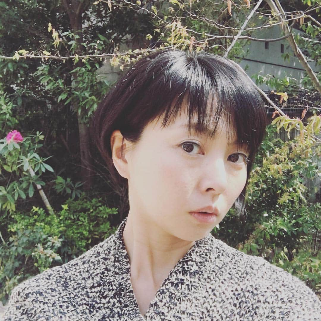 野村佑香さんのインスタグラム写真 - (野村佑香Instagram)「久々に前髪作りました✂️ 春らしく軽くしてもらってスッキリ✨  花見日和な日曜で、 街は大賑わい👯‍♀️👯‍♂️ けれど、長女パープルちゃんが風邪ッピキの為、速攻でお家にかえりました〜💨 #haircut #前髪#作ったよ#桜きれいですね」3月31日 17時46分 - nomuyuu