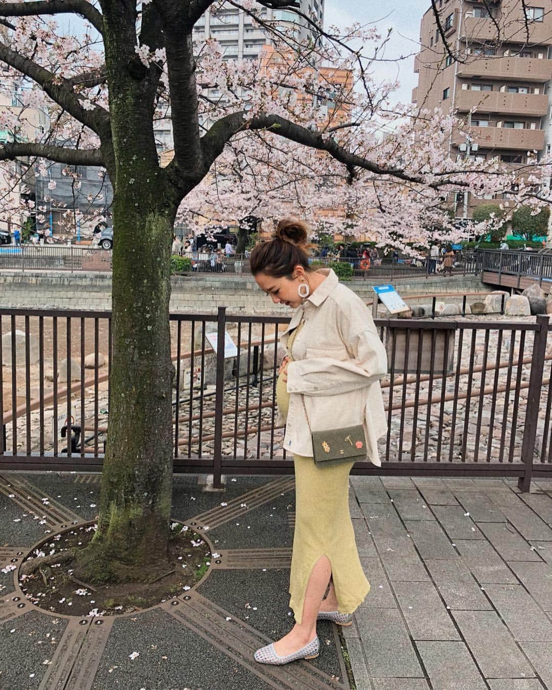 斎藤菜々子さんのインスタグラム写真 - (斎藤菜々子Instagram)「. ポカポカお花見日和🍡 お家の近くをゆっくりお散歩🌸 桜が満開で綺麗だったなぁ〜❣️ もう来週には散っちゃってるかなぁ。 散る前にまたゆっくりお散歩でもしよう👶  お団子食べたかったど売ってなかった〜 美味しいお団子食べに行きたいなぁ🍡🐷❤️ どっかないかなぁ〜🤤 #花より団子 #35w1d . jacket @searoomlynn_official  onepiece @searoomlynn_official  shoes @unitedarrows_official  bag @chanelofficial  accessory @_el.sol_  にしてもこのワンピ可愛くて色違いも買おうか悩んでる🌈」3月31日 17時41分 - nanacoco.7