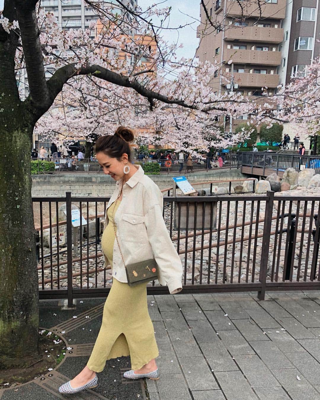 のインスタグラム：「. ポカポカお花見日和🍡 お家の近くをゆっくりお散歩🌸 桜が満開で綺麗だったなぁ〜❣️ もう来週には散っちゃってるかなぁ。 散る前にまたゆっくりお散歩でもしよう👶  お団子食べたかったど売ってなかった〜 美味しいお団子食べに行きたいなぁ🍡🐷❤️ どっかないかなぁ〜🤤 #花より団子 #35w1d . jacket @searoomlynn_official  onepiece @searoomlynn_official  shoes @unitedarrows_official  bag @chanelofficial  accessory @_el.sol_  にしてもこのワンピ可愛くて色違いも買おうか悩んでる🌈」