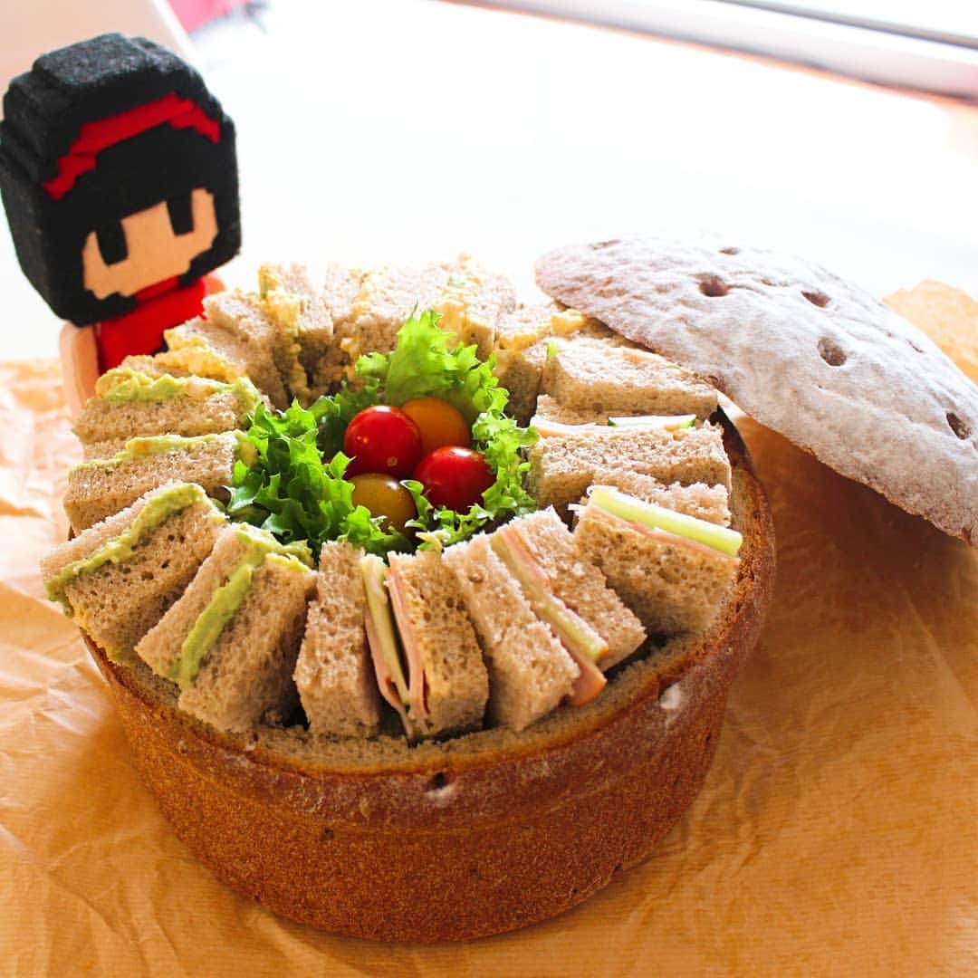 のインスタグラム：「今年のお花見弁当🌸 パンシュープリーズとクレマンフォジエのマロンクリームでパイ作ったよ✨ 家にあったスライムの缶に入れて持って行きました♪ #お花見弁当 #パンシュープリーズ #クレマンフォジエ」