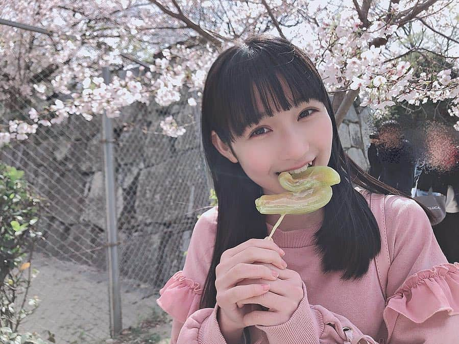 今村麻莉愛さんのインスタグラム写真 - (今村麻莉愛Instagram)「. しなもんさんとさやまるちゃんとお花見に行ってきました🌸 ・ 花よりメロン飴でした^^; ・ ・ #お花見 #花よりだんご  #花よりメロン飴 #今村麻莉愛 #hkt48」3月31日 17時44分 - maria_0914_