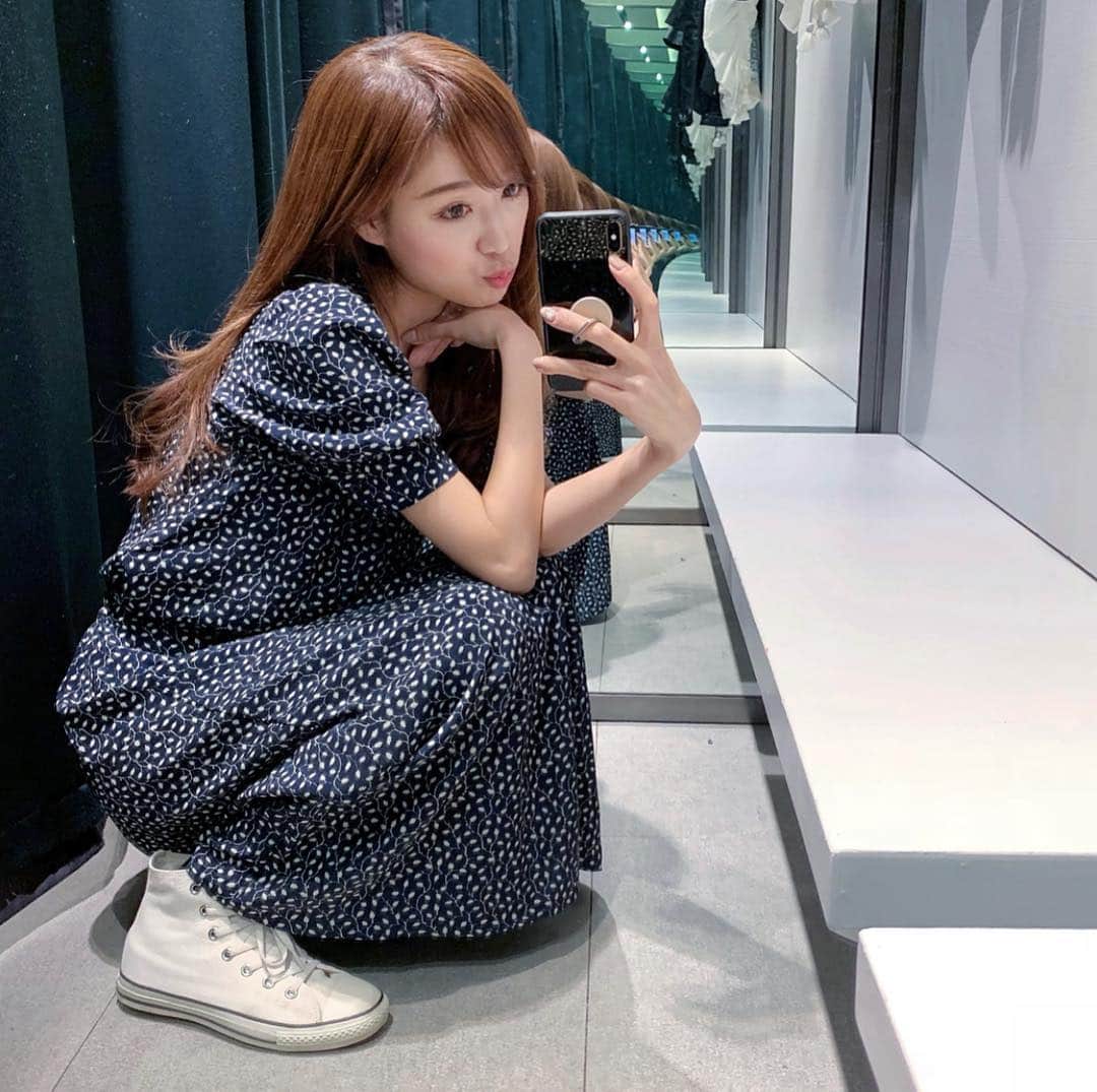 のインスタグラム：「. この春はスニーカーも色々集めたいな😊 . 写真のセットアップは @titivatejp のものです✨ . . 今日はひたすら色々考えてた日✨ 考えがまとまらなくて紙に書き出して、やっとちょっと色々整理ができました😊 . 忙しくて毎日あっという間に過ぎていくけど、自分にとって何が大事で何をすべきか、どうなりたいのかとか色々考えて生活していかないとなぁ☺️ .  #titivate #ティティベイト #titivatestyle　 #セットアップ #リーフプリントパフスリーブブラウス #リーフプリントフレアロングスカート #coordinate #fashion #instafashion #onepiece #ワンピース #春服 #春物 #リーフプリント  #スニーカー #スニーカーコーデ #converse #allstar #コンバース」