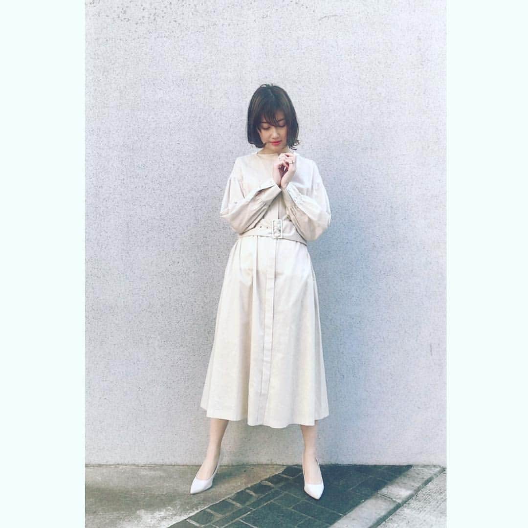 のインスタグラム：「アウターにもなるワンピース。今年白いパンプス買って重宝しそうって思ったら、木湖と出かけてもう踏まれた🥺  #今日のコーデ  #andcurtaincall」