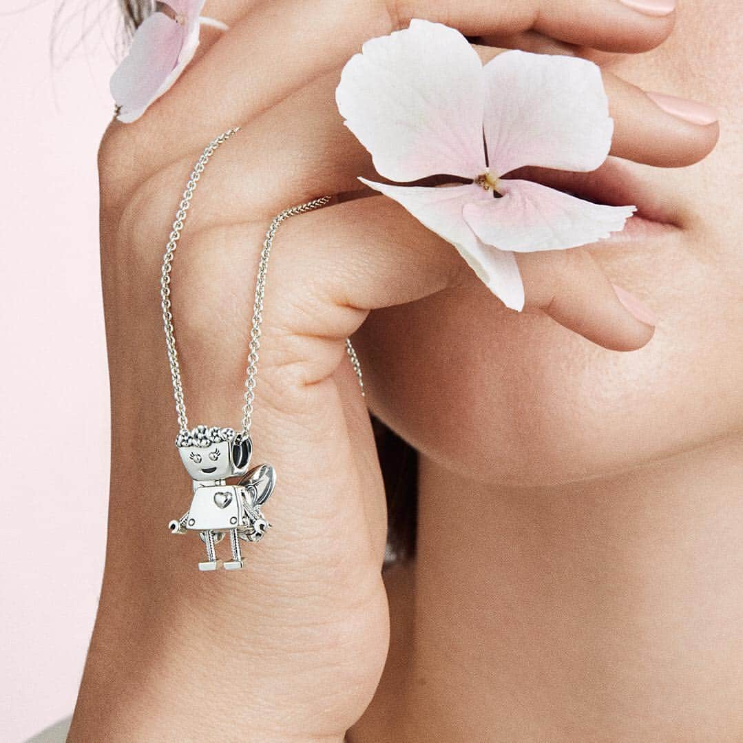 PANDORAさんのインスタグラム写真 - (PANDORAInstagram)「Put a little spring in your step with our new limited edition Bella Bot charm. Strong, smart and sweet, Bella Bot is a mascot for all the wonderful things women do. #PandoraGarden #PandoraFriends #PandoraCharm」3月31日 18時03分 - theofficialpandora