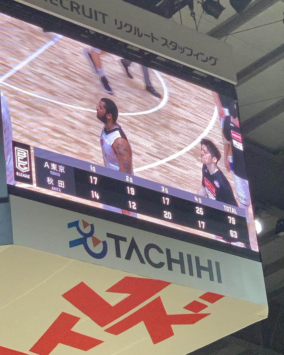 渋谷恭子さんのインスタグラム写真 - (渋谷恭子Instagram)「今日は #Bリーグ 観戦🏀 アルバルク東京の応援に行ってきたよ〜😊 身長207cmの #竹内譲次 選手のパネルと撮ったら、私がめっちゃ小さく見える(笑) ・ ・ バスケ日本代表はW杯出場決定！ 1976年以来、44年ぶり！！ これからますます盛り上がりそうなバスケットボール⛹️‍♀️ ・ ・ 私は、試合観るのは初めてなんだけど コートサイドのシートは選手との距離が近くて、臨場感、スピード感、迫力が半端ない😁‼️ 興奮し過ぎたーー😆 これからが面白いから、またすぐにでも観に行きたいな💕 ・ ・ #アルバルク東京 #alvarktokyo #alvark ##BLEAGUE #WE #bリーグ観戦 #スポーツ観戦 #🏀 #バスケットボール #バスケ #バスケ観戦 #プロスポーツ #スポーツ #大興奮 #男子バスケ #アリーナ立川立飛 #立川 #立飛 #インスタグラマー #渋谷恭子 #アラフォー #アラフィフ #basketball #bball」3月31日 18時03分 - kyoko.86