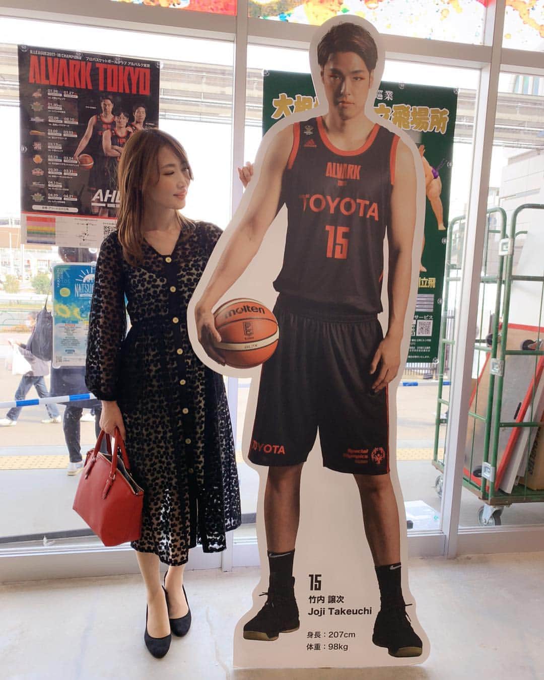 のインスタグラム：「今日は #Bリーグ 観戦🏀 アルバルク東京の応援に行ってきたよ〜😊 身長207cmの #竹内譲次 選手のパネルと撮ったら、私がめっちゃ小さく見える(笑) ・ ・ バスケ日本代表はW杯出場決定！ 1976年以来、44年ぶり！！ これからますます盛り上がりそうなバスケットボール⛹️‍♀️ ・ ・ 私は、試合観るのは初めてなんだけど コートサイドのシートは選手との距離が近くて、臨場感、スピード感、迫力が半端ない😁‼️ 興奮し過ぎたーー😆 これからが面白いから、またすぐにでも観に行きたいな💕 ・ ・ #アルバルク東京 #alvarktokyo #alvark ##BLEAGUE #WE #bリーグ観戦 #スポーツ観戦 #🏀 #バスケットボール #バスケ #バスケ観戦 #プロスポーツ #スポーツ #大興奮 #男子バスケ #アリーナ立川立飛 #立川 #立飛 #インスタグラマー #渋谷恭子 #アラフォー #アラフィフ #basketball #bball」