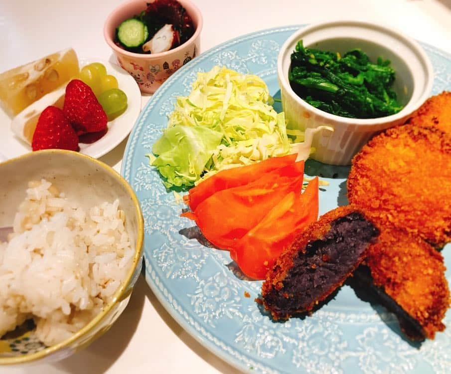 熊田曜子さんのインスタグラム写真 - (熊田曜子Instagram)「#おうちごはん #dinner #夕食 #コロッケ #紫 #シャドークイーン #トマト #キャベツの千切り #タコとワカメとキュウリの酢の物 #菜の花のおひたし #もち麦 ごはん #いちご #文旦 #マスカット」3月31日 17時56分 - kumadayoko