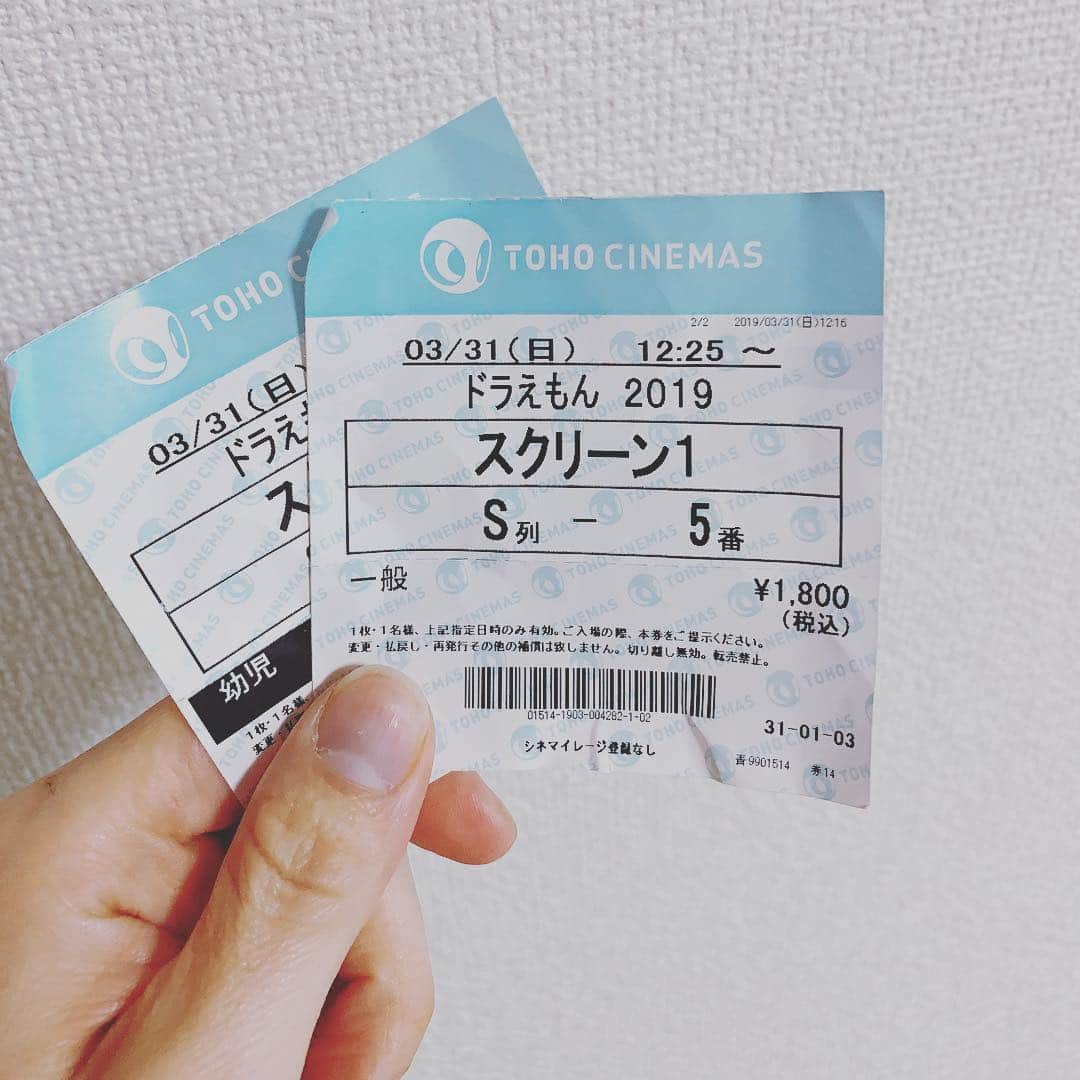 井上ゆりなさんのインスタグラム写真 - (井上ゆりなInstagram)「ムスコーとの約束。 ドラえもん観に行きました。 映画館にギリギリに駆け込み、ポップなコーン🌽と飲みモノを買いバタバタ。日曜日は混んでますね。 #お願いだから #子供の映画 #付き添いする大人の値段を #安くして🤣」3月31日 17時58分 - i.yurina12