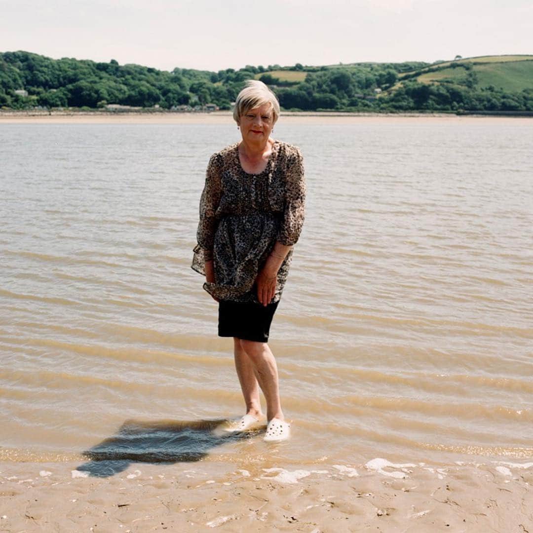 AnOther Magazineさんのインスタグラム写真 - (AnOther MagazineInstagram)「Photographer @bex_day’s captivating new series, Hen, saw her travel Britain meeting trans and non-binary people over the age of 40. The resulting photographs offer a portrait of an underrepresented community. “I’ve heard from a great deal of Hen participants that they rarely interact with younger transgender individuals,” says the photographer. “Yet, the intergenerational passing on of personal narratives is an important part of fostering solidarity within the transgender community” 📸 #TransVisibilityDay」3月31日 18時12分 - anothermagazine
