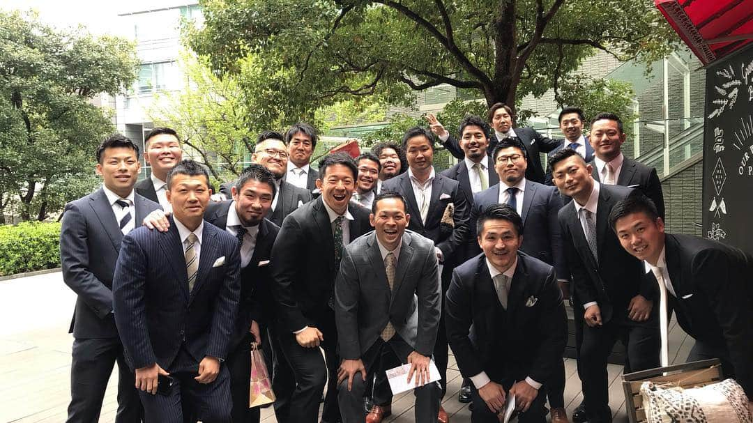 村田毅さんのインスタグラム写真 - (村田毅Instagram)「同期のホソの結婚式、2年ぶりの白鳥の舞、全力でやり切りました(^^) . ホソ、結婚おめでとう🎊ホソの涙にはうるっときた😭 . 最高に楽しい時間でした😎 . #NEC同期 #細田佳也 #白鳥の舞 #チンチンドゥボヌール #フランス語で #幸せの乾杯 #やっぱり土井さん #全てもっていった #radiofish #黄金時代 #2年前とどっちが好きですか」3月31日 18時04分 - tsuyoshimurata1215