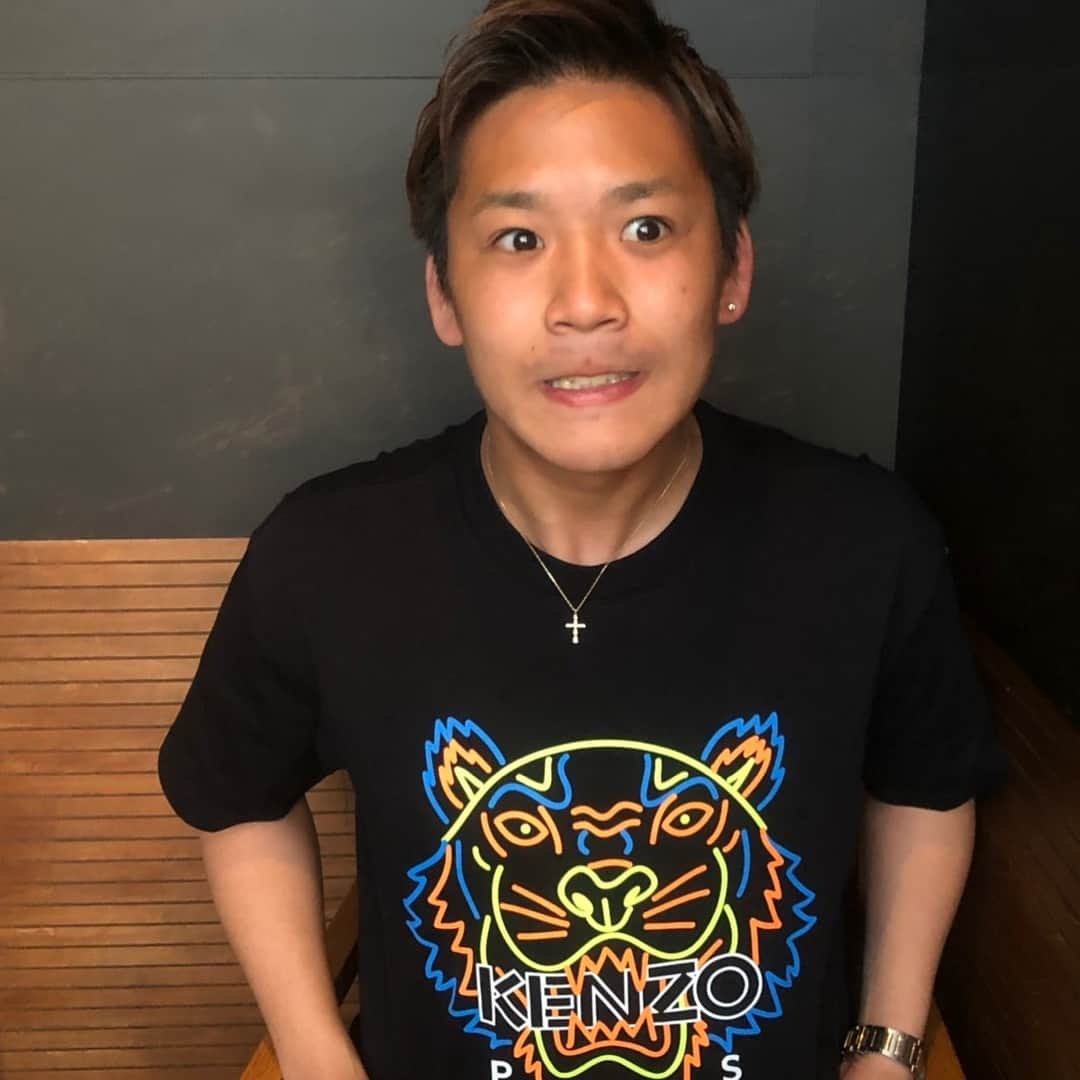 端戸仁のインスタグラム：「昨日はチビの誕生日でした🎉 試合も勝ったしダブルでおめでとう㊗️ プレゼントしたＴシャツも着てくれたみたいで良かったです。笑 #河野広貴 #ヴェルディも勝利 #ダブルおめでとう」