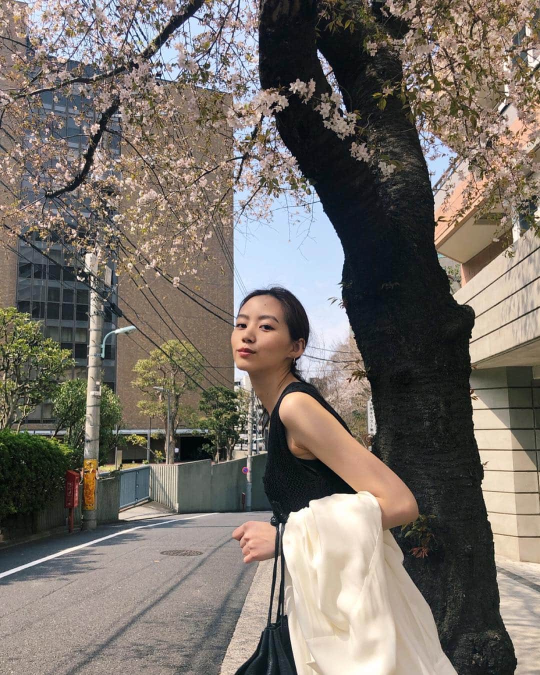 のインスタグラム：「関東は今週お花見している人多いかな？ 会社の近くの桜もいい感じに咲いてました🌸 流石にノースリーブはまだ寒かった🥶 着てるコーデはまた今度UPします🙏 #cherryblossom#sunday#MOUSSY」