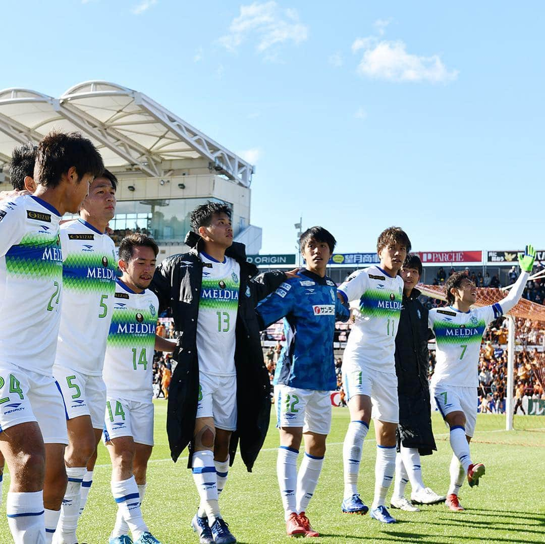 湘南ベルマーレさんのインスタグラム写真 - (湘南ベルマーレInstagram)「【Today’s Shot／清水戦】 最高の応援の中、3-1で勝利‼️👏👏👏 菊地俊介選手、フレイレ選手、松田天馬選手のゴールでゴール裏のボルテージは最高潮💚💙 ・ インターバルの2週間、全員で取り組んだ次への準備がしっかりと実を結びました。 ・ 試合前から最後の最後まで、熱いご声援ありがとうございました😊✨ さぁ次はホームでジュビロ磐田戦です。3連勝を‼️ ・ #湘南 #ベルマーレ #湘南ベルマーレ #bellmare #accelaration #加速 #たのしめてるか」3月31日 18時10分 - shonan_bellmare