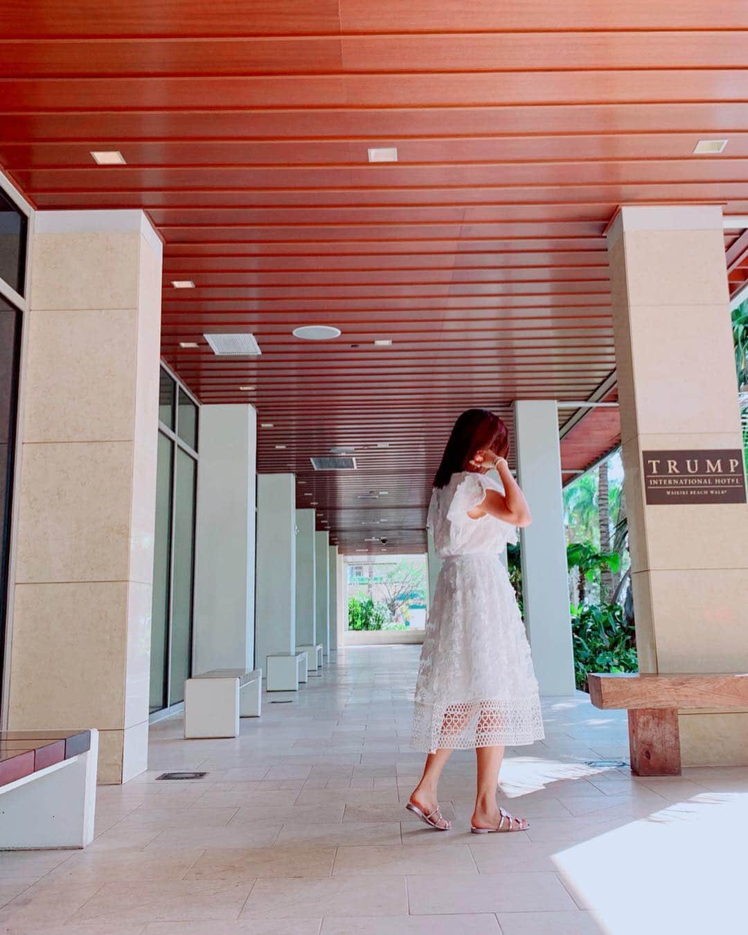 のインスタグラム：「夜は @chesty_official のセットアップに着替えて @shiho_style ファミリーとdinnerへ🍽💞 ２枚め👉 #AHKAHflowers のフルブルームとパピヨンブリリアンシリーズ沢山つけて🦋✨🌼 ３枚め👉サンダルはお気に入りの @giuseppezanotti 💖 今日夕方油断して日焼け止めも何も塗ってない状態でUber待ちしてしまい😱顔焼けた気がする😭😂🌴☀️ #hawaii #friendsdinner #SHIHO #chesty #chesty_romantictravel #ahkah #jewelry #giuseppezanotti #ハワイ #チェスティ #アーカー #SHIHO姉が食べてるのはとろけるチーズのオニオングラタンスープです🥰🧀」