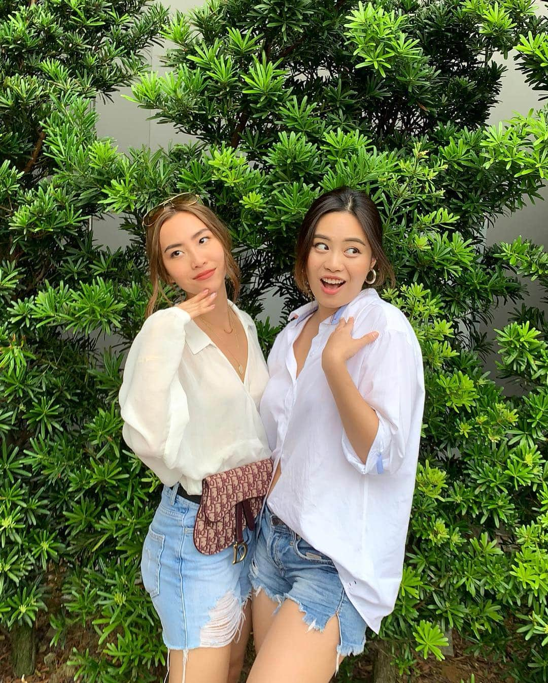 ソニアさんのインスタグラム写真 - (ソニアInstagram)「When you and your girl show up unintentionally twinning for salesgirl duties 💁🏼‍♀️ Thanks for the top notch, amazing, stellar burst mode photography @somedayssamantha 🤣 . @underground_mkt #shop #fleamarket #girls」3月31日 18時14分 - soniachew