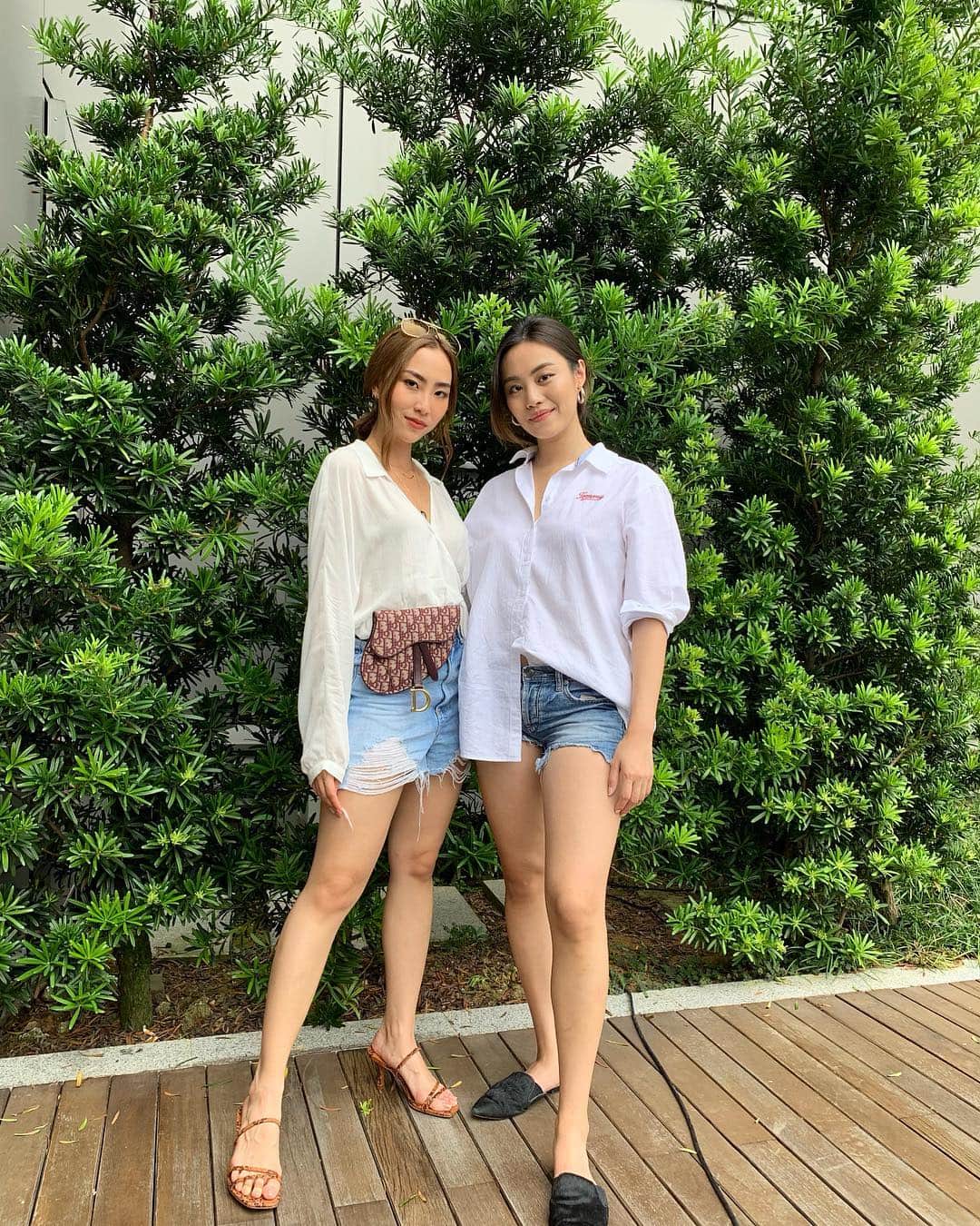 ソニアのインスタグラム：「When you and your girl show up unintentionally twinning for salesgirl duties 💁🏼‍♀️ Thanks for the top notch, amazing, stellar burst mode photography @somedayssamantha 🤣 . @underground_mkt #shop #fleamarket #girls」