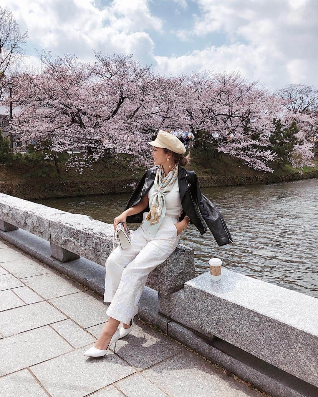 梯真奈美さんのインスタグラム写真 - (梯真奈美Instagram)「東京に帰る前に舞鶴公園にお花見に行ったよ🌸🍡 桜がとっても綺麗ー！！！✨ 出店とかイベントもやってて、その空間にいるだけで楽しかったな〜🥰 春になるといつも、日本って素敵だなぁって思う‥♡ #お花見 #舞鶴公園 #福岡 #fukuoka #fashion #spring #eimy #eimyistoire」3月31日 18時15分 - official_manami