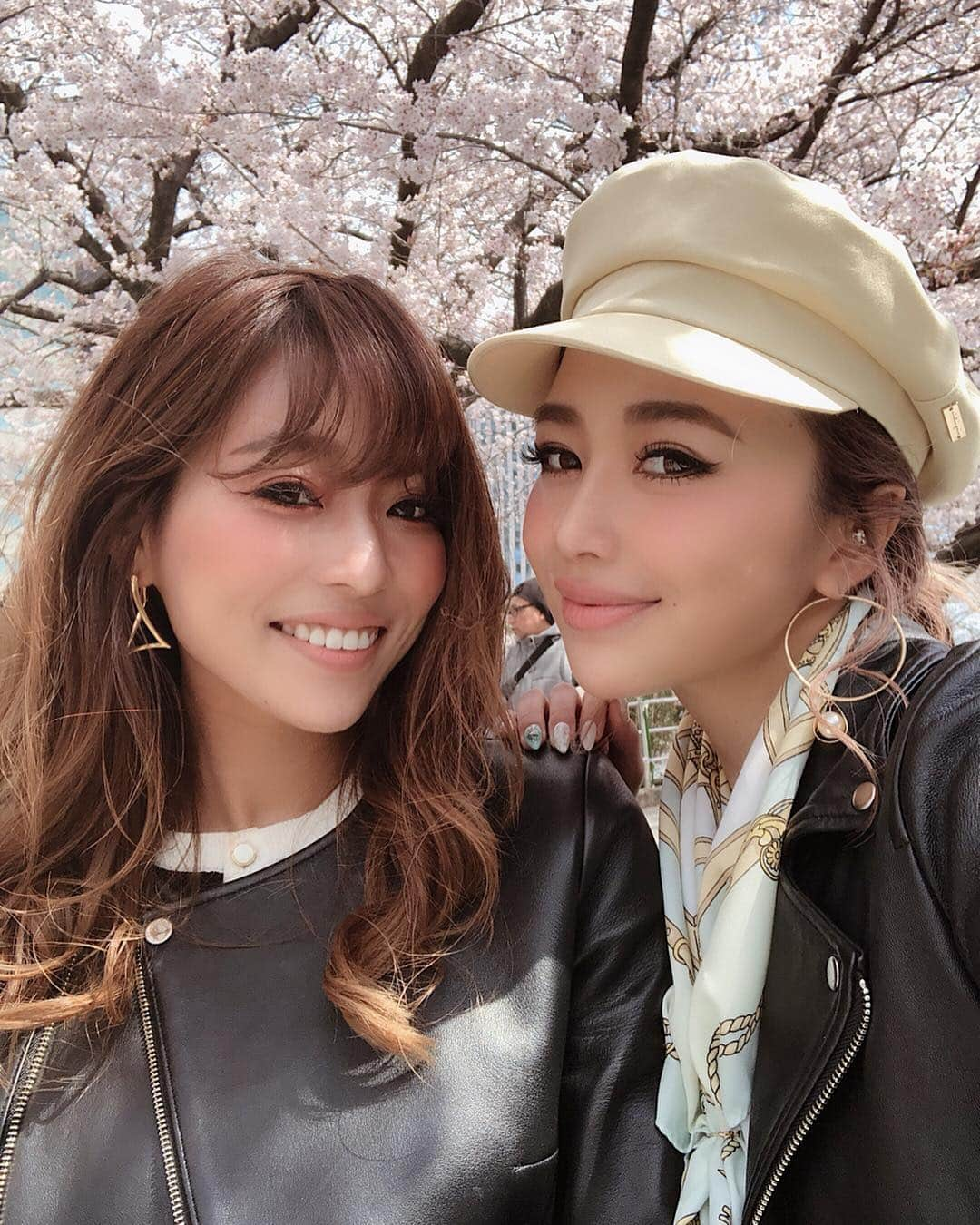 梯真奈美さんのインスタグラム写真 - (梯真奈美Instagram)「東京に帰る前に舞鶴公園にお花見に行ったよ🌸🍡 桜がとっても綺麗ー！！！✨ 出店とかイベントもやってて、その空間にいるだけで楽しかったな〜🥰 春になるといつも、日本って素敵だなぁって思う‥♡ #お花見 #舞鶴公園 #福岡 #fukuoka #fashion #spring #eimy #eimyistoire」3月31日 18時15分 - official_manami