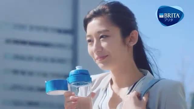 中田絢千のインスタグラム：「BRITA ボトル型浄水器 「fill&go (フィルアンドゴー)」のCMに出演しています。 🏊🏻‍♀️🏊🏻‍♂️🏊🏻‍♀️🏊🏻‍♂️ みてね！ ‪https://youtu.be/rsxLSTAZsT0‬ #BRITA#ブリタ#fillandgo」
