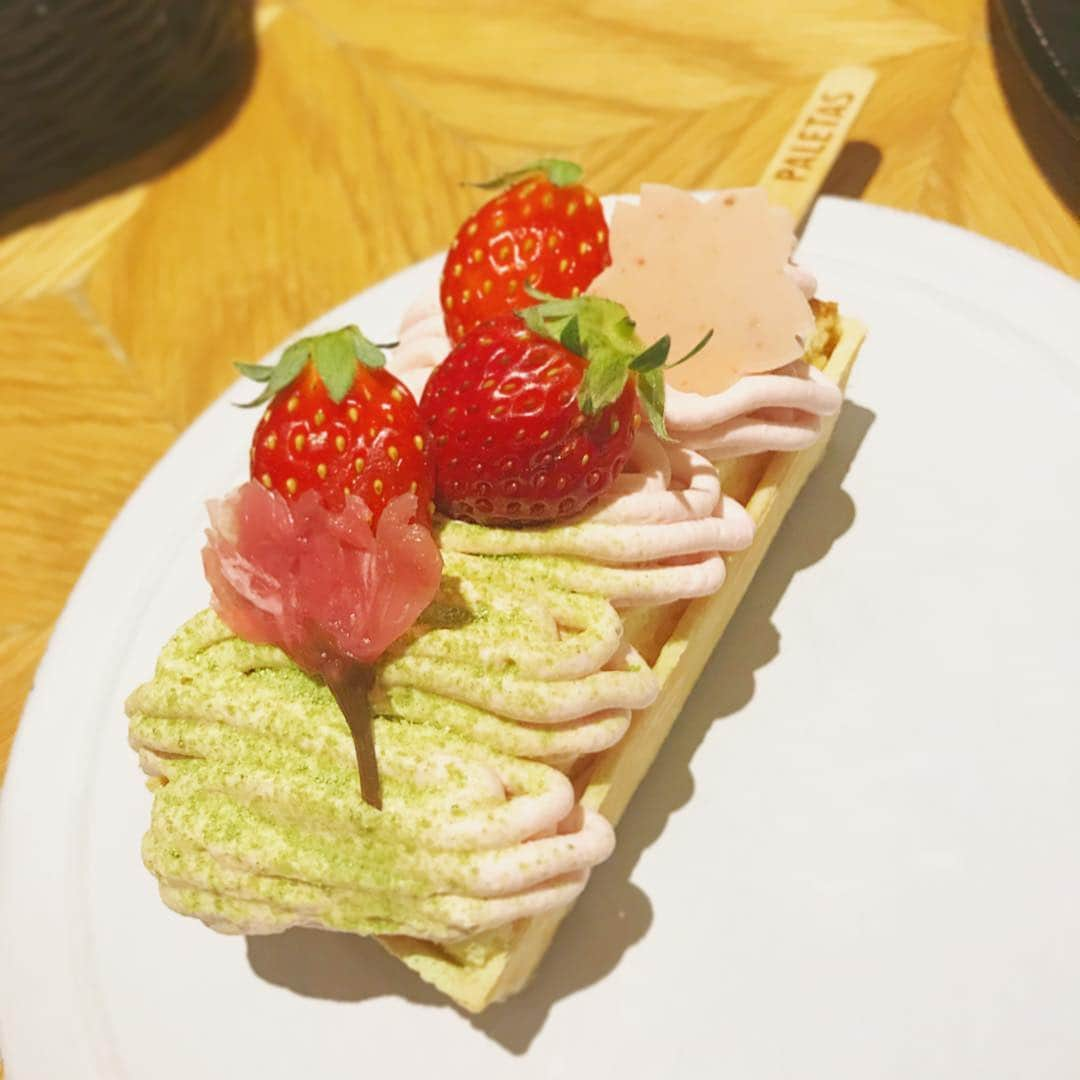 藤森香衣さんのインスタグラム写真 - (藤森香衣Instagram)「PALETAS(パレタス)で 季節限定のケーキ。  パレタスと言えば、旬の果物や野菜、その果実などを閉じ込めて作られたアイスのお店ですが、 寒いので桜モンブランにしたら 可愛いし、美味しい🌸  #PALETAS #roppongi  #sakura #cake #sweets #パレタス #ナチュラル #フルーツ #野菜 #アイス #ケーキ #桜 #モンブラン #スイーツ #いちご #桜もち の #味 #六本木ミッドタウン」3月31日 18時24分 - kaefujimori