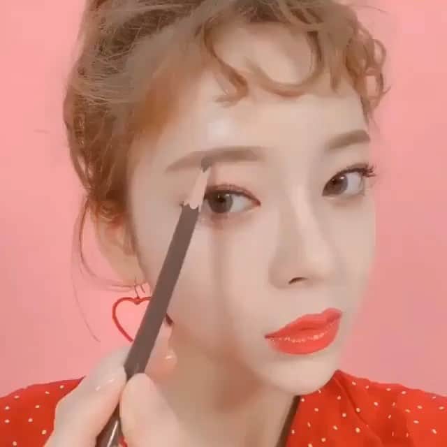Chuuのインスタグラム：「#베이지츄 #하드피니쉬  제형이 아주 단단하기 때문에, 유분기가  있는 피부에서 발색이 잘 되는데 그렇다면#손등 보다는 #눈썹 에 그려보는게  진짜 하드피니쉬가 깆고있는 제형과 컬러를 느껴볼 수 있겠죠?🤔✨」