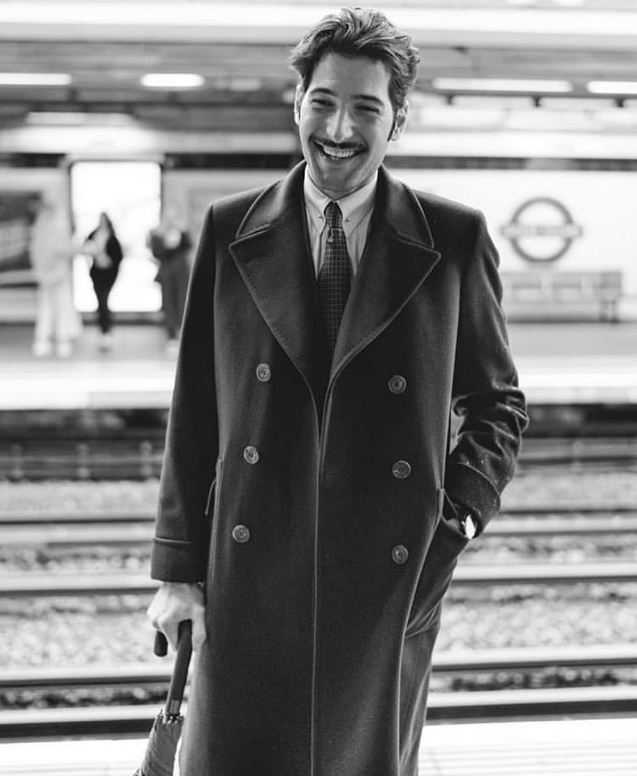 のインスタグラム：「Fantastic to see our Herringbone Greatcoat being stylishly worn in London courtesy of a dapper @tailoreddetailsofficial.  This Great Coat is so aptly named … crafted in a thick, pure wool herringbone this is a coat to create an impression in – as well as keep you warm. Pop the collar, button-up (it’s double breasted to prevent to wind cutting through) and turn to the wind, you will look so cool and feel rather warm. What is there not to like? Photography: @ablake.photos . . . . #shopthelook#CBstyle#tailoredtofit#savilerow#menwithstyle#fashion#mensstyle#style#chesterbarrie#tailoring#menswear#jacket#mensfashion#Britishfashion#menslifestyle#london#newcollection#autumnwinter18#chesterbychesterbar#coat」