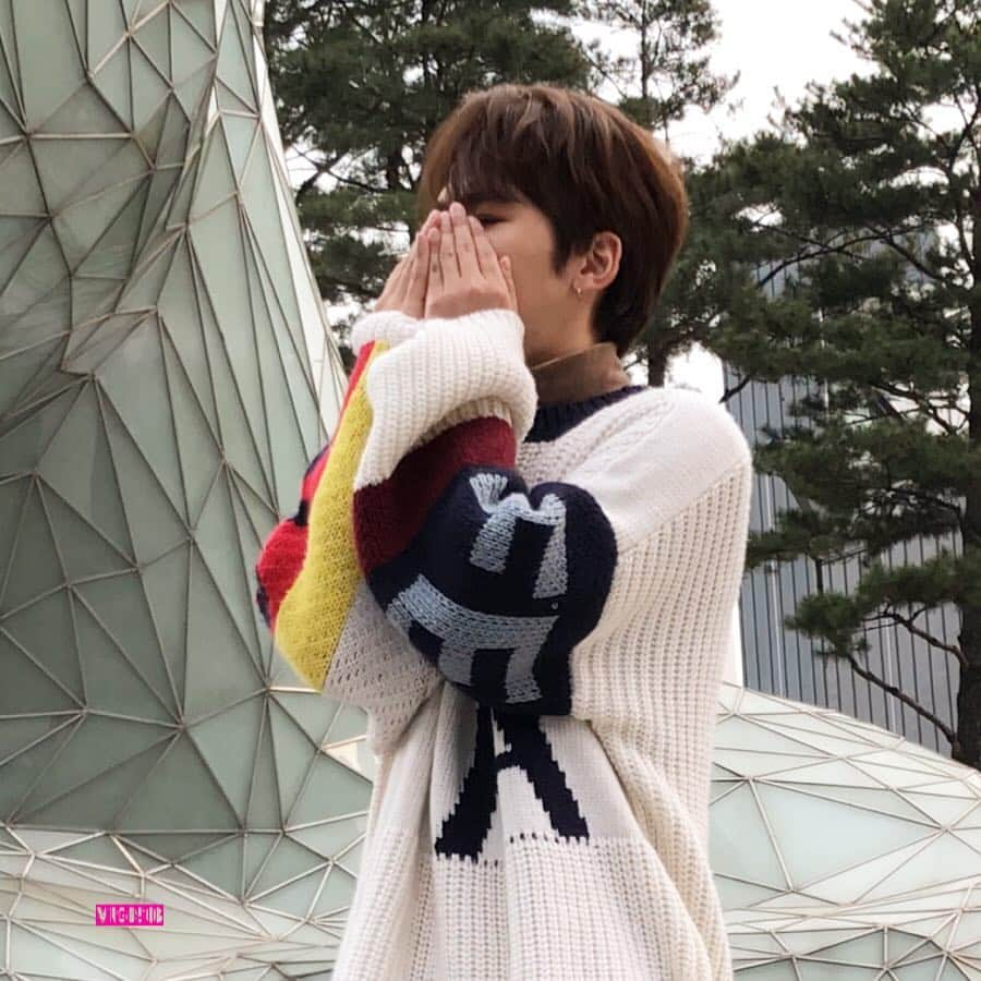 杉本なつみさんのインスタグラム写真 - (杉本なつみInstagram)「. . 180314 エムカ ミニペンミ . . 1枚目 ポーズ取ってもらったのより、こっちの方が好き 笑 . . 2枚目 マイクの持ち方といい首の角度といい、かわいい♡ . . 3枚目 なんか知らんけどかわいい♡♡♡ 笑 . . . #ペクポ活動お疲れ様でした #백퍼센트활동수고했어요  #アップ遅くてごめんなさい . . . #김록현 #록현 #rockhyun #록차록차_김록차 #록차 #ロッキョン  #백퍼센트 #100PERCENT #ペクポ #ぺくぽ  #REtro #레트로 #Still_Loving_You  #MCOUNTDOWN #엠카운트다운 #사전녹화 #사녹 #サノク #미니팬미팅」3月31日 18時28分 - virgo910b