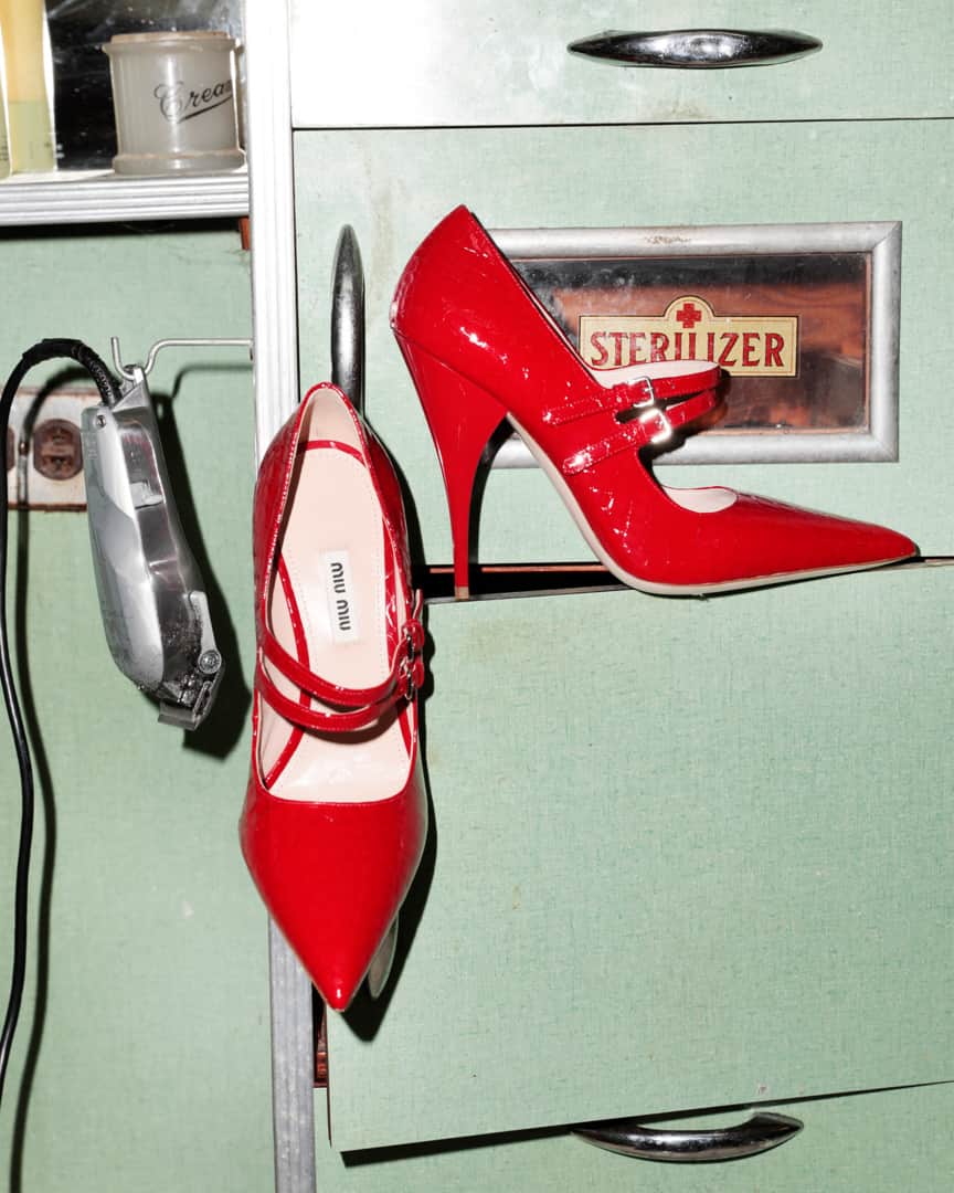 Miu Miuさんのインスタグラム写真 - (Miu MiuInstagram)「Details from the barbershop: a different kind of Ruby Slipper. The #MiuMiuSS19 patent leather Mary Jane pumps shot behind-the-scenes of the “Somewhere, Nowhere” video campaign. 📷 by @CarinBackoffphoto.」3月31日 18時30分 - miumiu