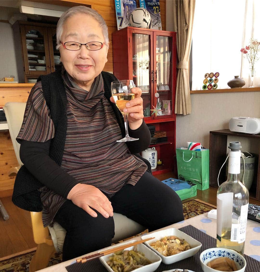 大地洋輔のインスタグラム：「佐伯の実家に帰ったら 日も高いうちから ワイン呑んでました。  #お母さん #白ワイン #ワイン女子 #大分県 #佐伯市」