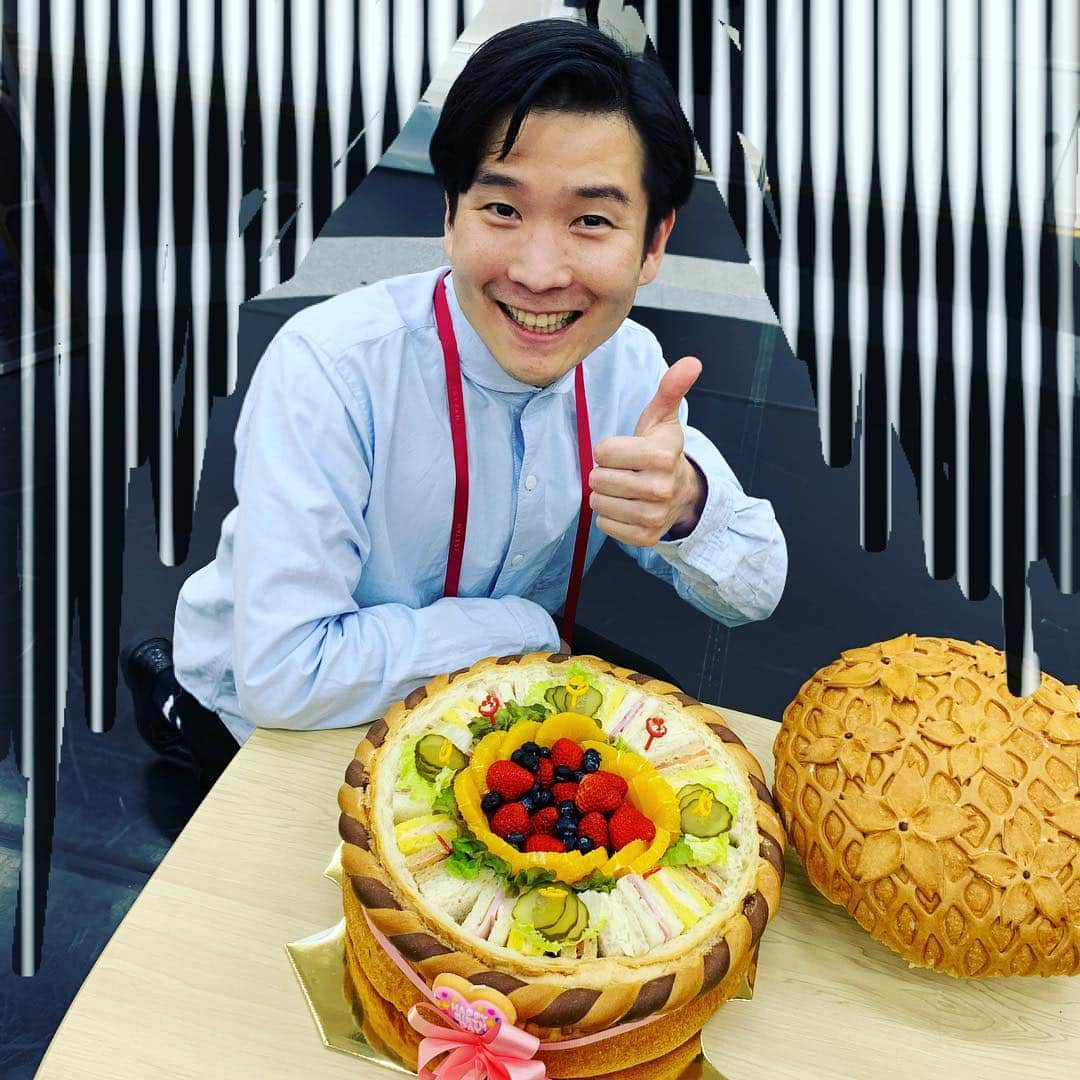 山岸門人さんのインスタグラム写真 - (山岸門人Instagram)「平成最後の誕生日。37歳になりました。稽古場で盛大にお祝いして頂きました！37歳も役者頑張ります！ #hymns 是非観にきてくださいませ！」3月31日 18時33分 - yamagishimondo