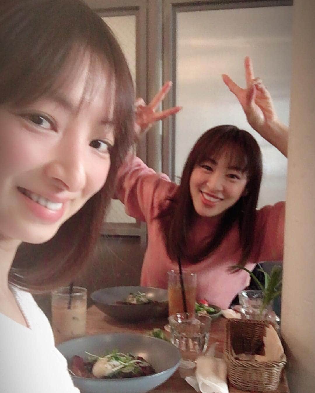 白羽ゆりのインスタグラム：「お花見しようと会っているのに、すぐにお茶してしまう私たち。  いつものキム(音月)と。  皆んなが微笑みながら桜を見ている。良い季節ですね🌸」