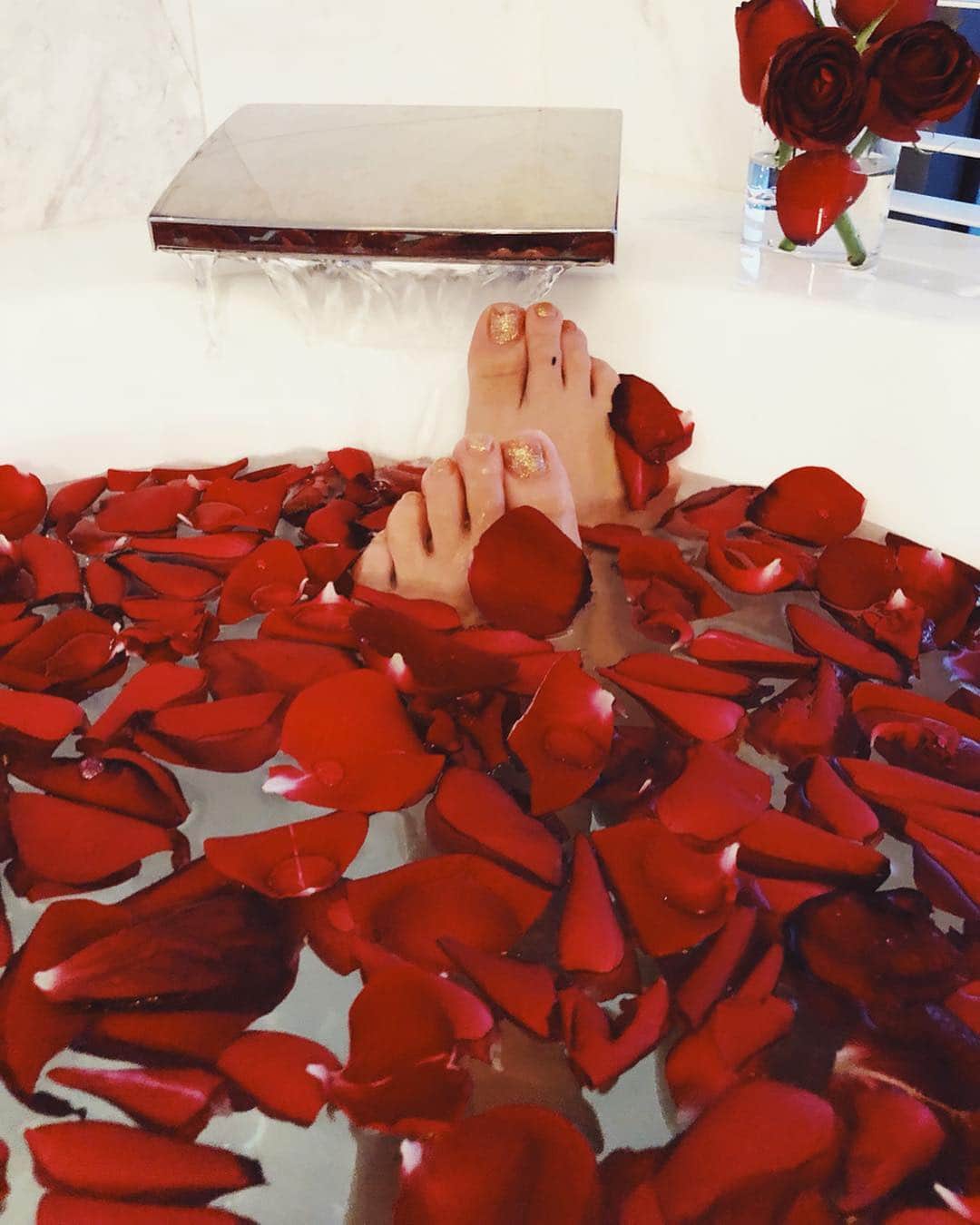 のインスタグラム：「最近のルーティーンは半身浴🛁 マッサージ💆‍♀️夜寝る前に #マジカルスレンダー を履いて寝てる😉👌 @majicalslender_lve .」