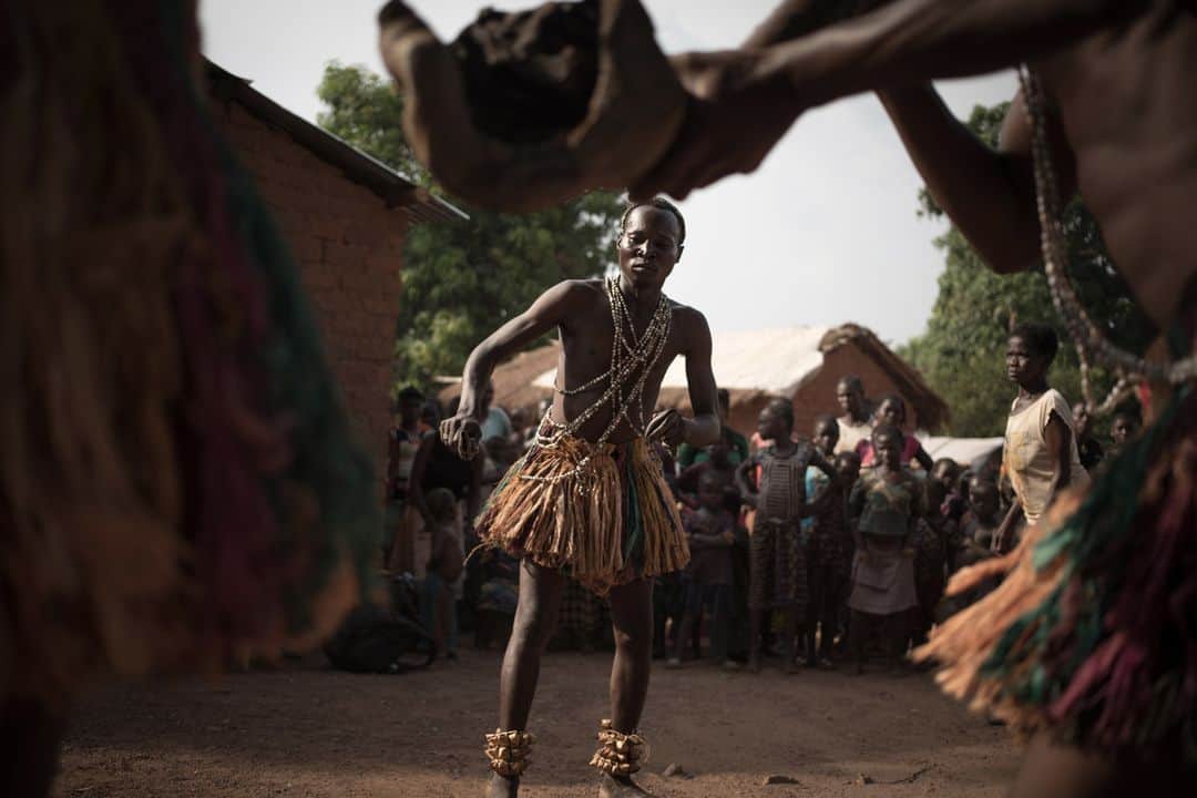 AFP通信さんのインスタグラム写真 - (AFP通信Instagram)「AFP Photo 📷 @florentvergnes_jri - A group of Broto traditional musicians perform in Bambari, in the centre of Central African Republic. March, 2019. .  The Broto, belonging to the Banda ethnic group, are known for their traditional dances accompanied by heavy horns made of tree roots. Today this tradition falls into disuse and its history is now forgotten by the new generations.」3月31日 18時43分 - afpphoto