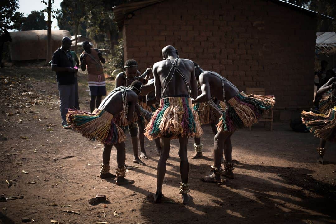 AFP通信さんのインスタグラム写真 - (AFP通信Instagram)「AFP Photo 📷 @florentvergnes_jri - A group of Broto traditional musicians perform in Bambari, in the centre of Central African Republic. March, 2019. .  The Broto, belonging to the Banda ethnic group, are known for their traditional dances accompanied by heavy horns made of tree roots. Today this tradition falls into disuse and its history is now forgotten by the new generations.」3月31日 18時43分 - afpphoto