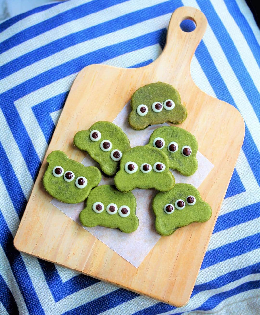 のインスタグラム：「Staying cool at the mercy of the strong heat....matcha langue de chats 究竟是绿色恋人还是绿色怪物👁👻 • #dairycreamkitchen #singapore #sgbakes #tokyo #東京 #desserts #igersjp #retrip_gourmet #japan #yummy #igfood #love  #foodporn #igsg  #instafood #foodspotting #vscofood #gourmet #カフェ #onthetable  #bonappetit #cafe #ケーキ #デザート #スイーツ #cake #delicious #matcha #抹茶 #kawaii」