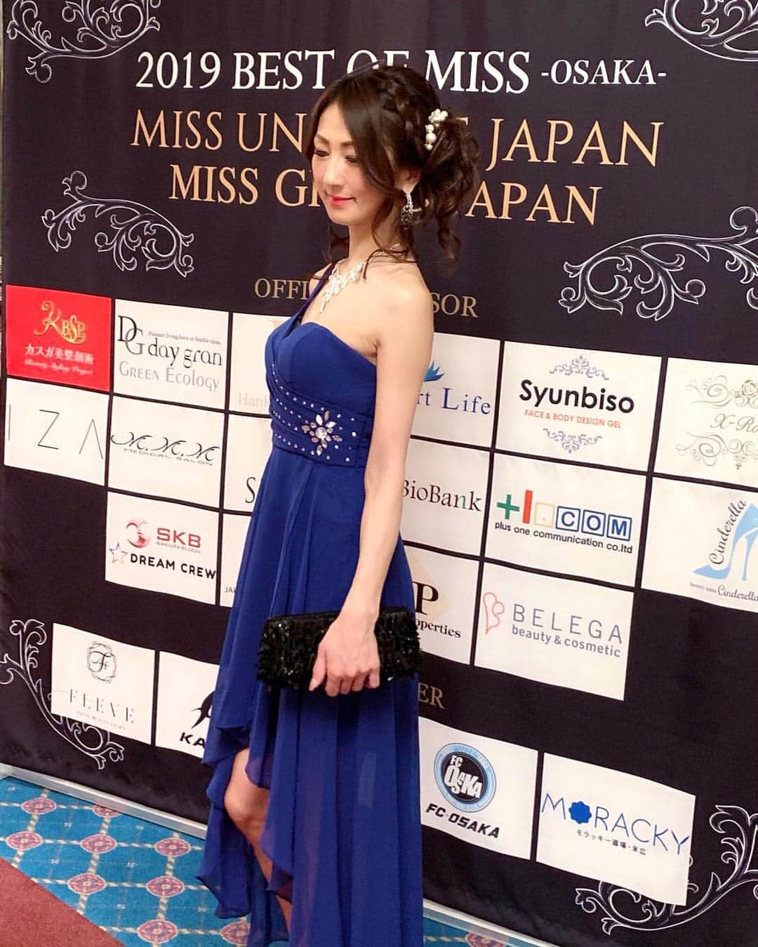 彩耶さんのインスタグラム写真 - (彩耶Instagram)「Best of Miss-osaka-大会 👑 お声かけ頂き、今年もパーティーに出席してきました🍷✨ ・ ヘアをアップにし、ドレスアップ〜👗✨ こんな感じで💕 ・ お写真横に👆➡︎swipe してね❣️ ・ ファイナリストの方々は 見た目の美しさはもちろん、内面からキラキラ輝いていました😌✨ ・ 観客の方も素敵な方ばかり〜✨ お友達にもたくさん会えて、楽しい時間を過ごすことができました😉💕 ・ リッツ・カールトン大阪 @ritzcarlton.osaka のお料理を フルコースでワインと共に〜🍽🍷✨ もちろん大満足のお味でした😋💕 ・ 美しいもの✨美味しいもの〜❤️ 大好きですっ😍 ♡ ♡ #bestofmissosaka #2019BestofMissOsaka#ミスユニバース#ミスユニバースジャパン #ザリッツカールトン大阪#リッツカールトン大阪#ザリッツカールトンホテル#theritzcarltonosaka#ritzcarltonosaka#ritzcarlton #モデル#model#神戸#kobe#インスタグラム#インスタ#instagram#インフルエンサー#私#me#フォロー#followme#フォローミー#お洒落さんと繋がりたい#お洒落な方と繋がりたい#ファッション#fashion#いつかの私#ありがとう」3月31日 18時53分 - 3aya11