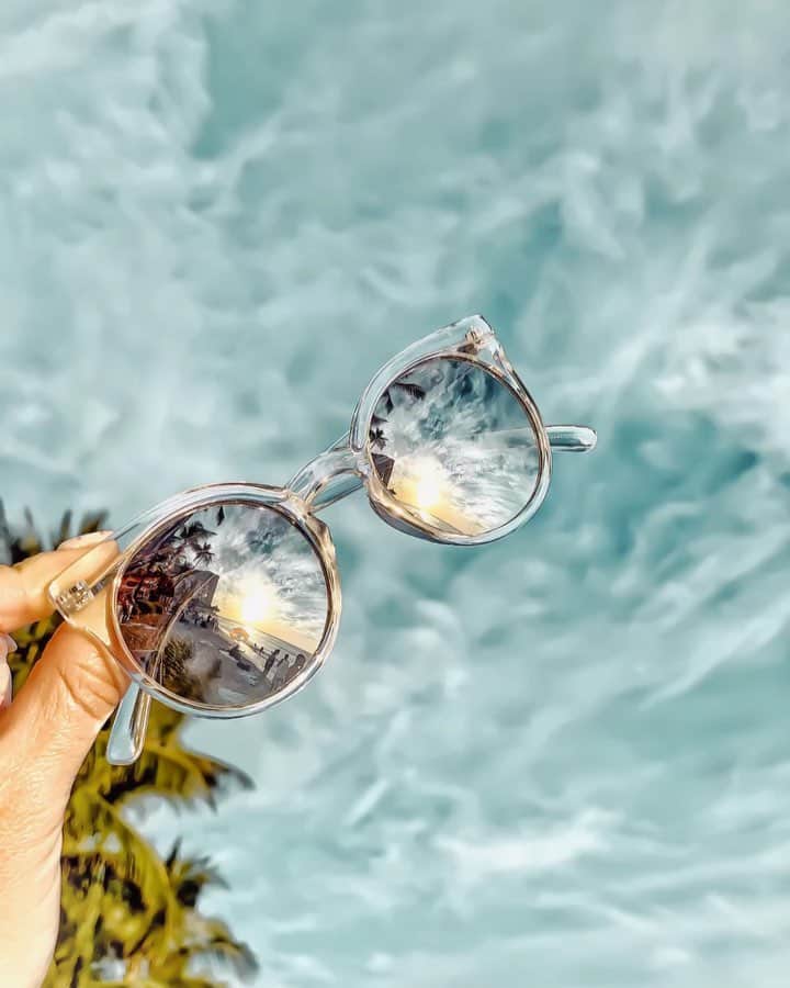 のインスタグラム：「🌴 早く帰って寝たい気持ちも こんな景色が引き止めるんですよね ‥‥‥‥‥‥‥‥‥‥‥‥‥‥‥‥‥‥‥‥‥‥‥‥‥‥‥‥‥‥‥‥‥‥ #waikiki#waikikibeachsunset#sunset#sunsetporn#sunset_ig#sunsetbeach#sunset_vision#beachlover#beachdays#streetphotography#travelgram#traveller#travelphotography#travelpics#travelaweson#lifewelltraveled#wonderful_place#livethelittlethings#hawaiistagram#hawaiilife#yukicoinhawall#sonya6000#genic_hawaii#twins#双子#ハワイ好き##世界の空#パケットパック海外オプション#ハワイ」