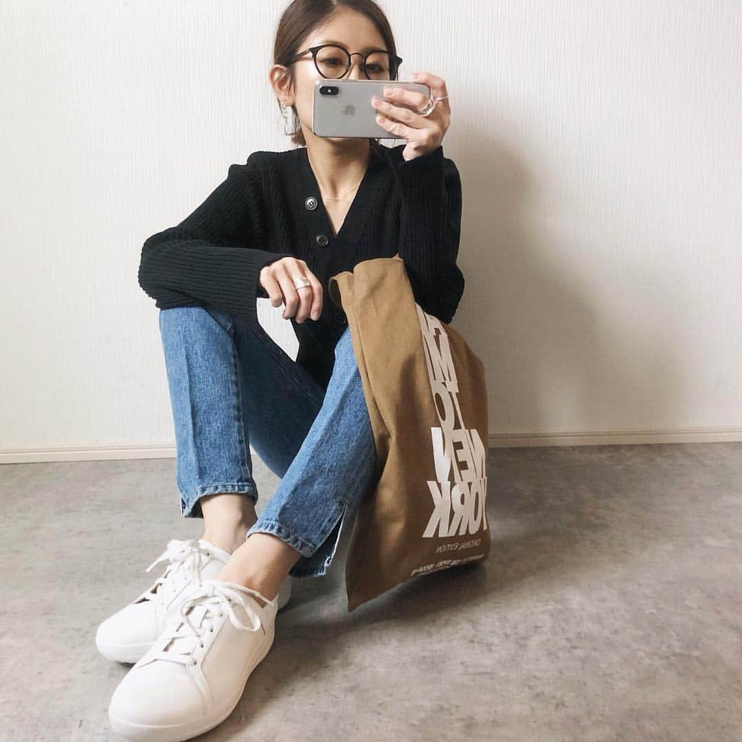 mayumiさんのインスタグラム写真 - (mayumiInstagram)「* 暖かくなってくると やっぱり白スニーカーが履きたくなるなる👟 . @fitflop_japan のスニーカー、 クラシックで可愛いのに びっくりするほど軽くて柔らかい〜🤤💕 クセになるフッカフカです♡ . #fitflop_japan #フィットフロップ #denim #デニム #スニーカー *」3月31日 19時04分 - may.uuuu.mi