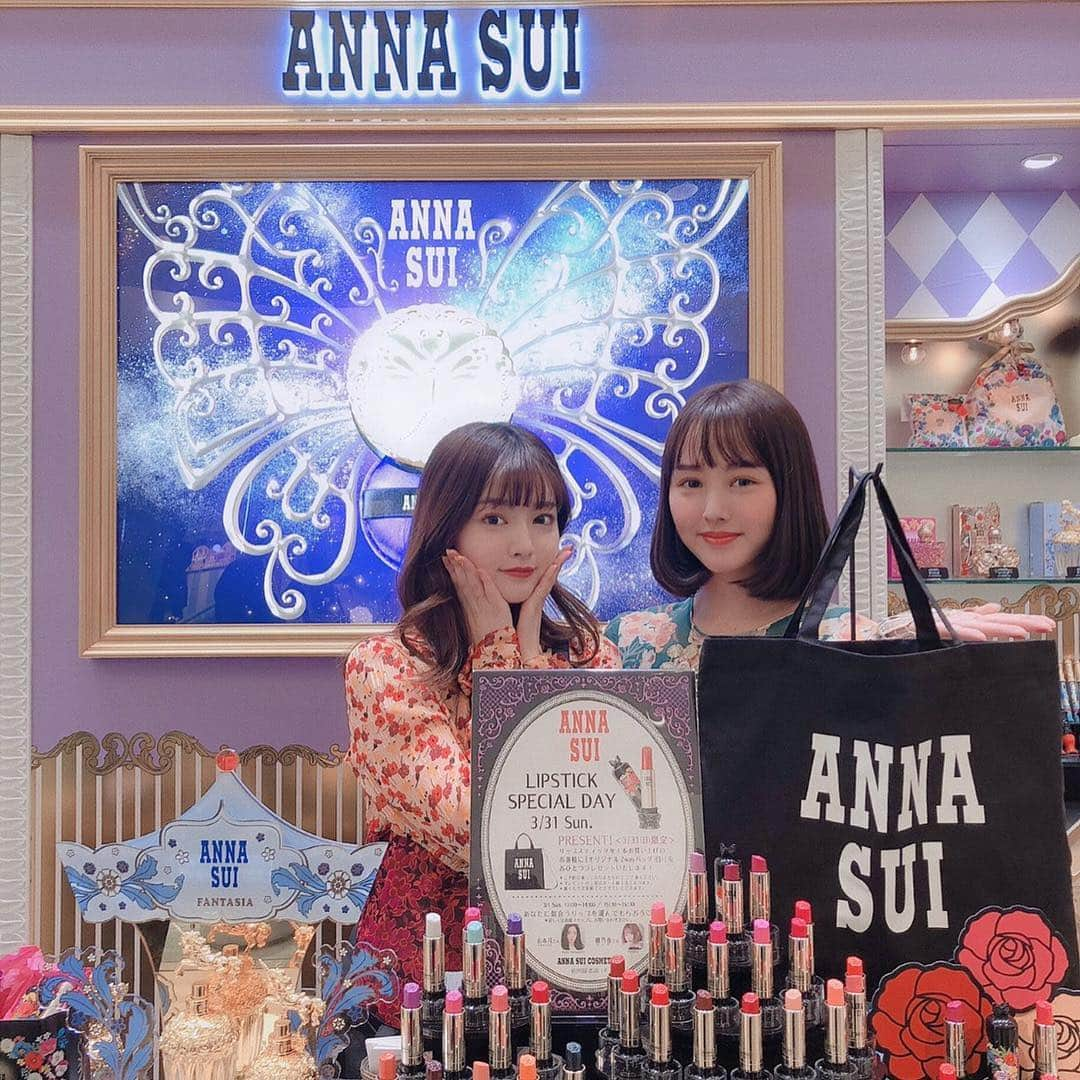 鹿の間さんのインスタグラム写真 - (鹿の間Instagram)「ANNASUIのイベント終わりました！ 今日寒い中来て下さった方ありがとうございました。人生初のイベントだったんですけど可愛いコスメに囲まれてたので緊張せず楽しかったです...♡ 話題のルースパウダーもゲットしたので近々レポートしますね😋✨ 今日は黄色いアイライン引いて貰ったんです！そこで運命を感じて今年の春は沢山黄色のライン引こうと思います✨ 来れなかった方もまたイベントの時に会いましょう♡ ------------------------------ #アナスイコスメティックス #annasuicosmetics #バラリップ#コスメ #岩田屋 #コスメ」3月31日 19時04分 - rhodon41