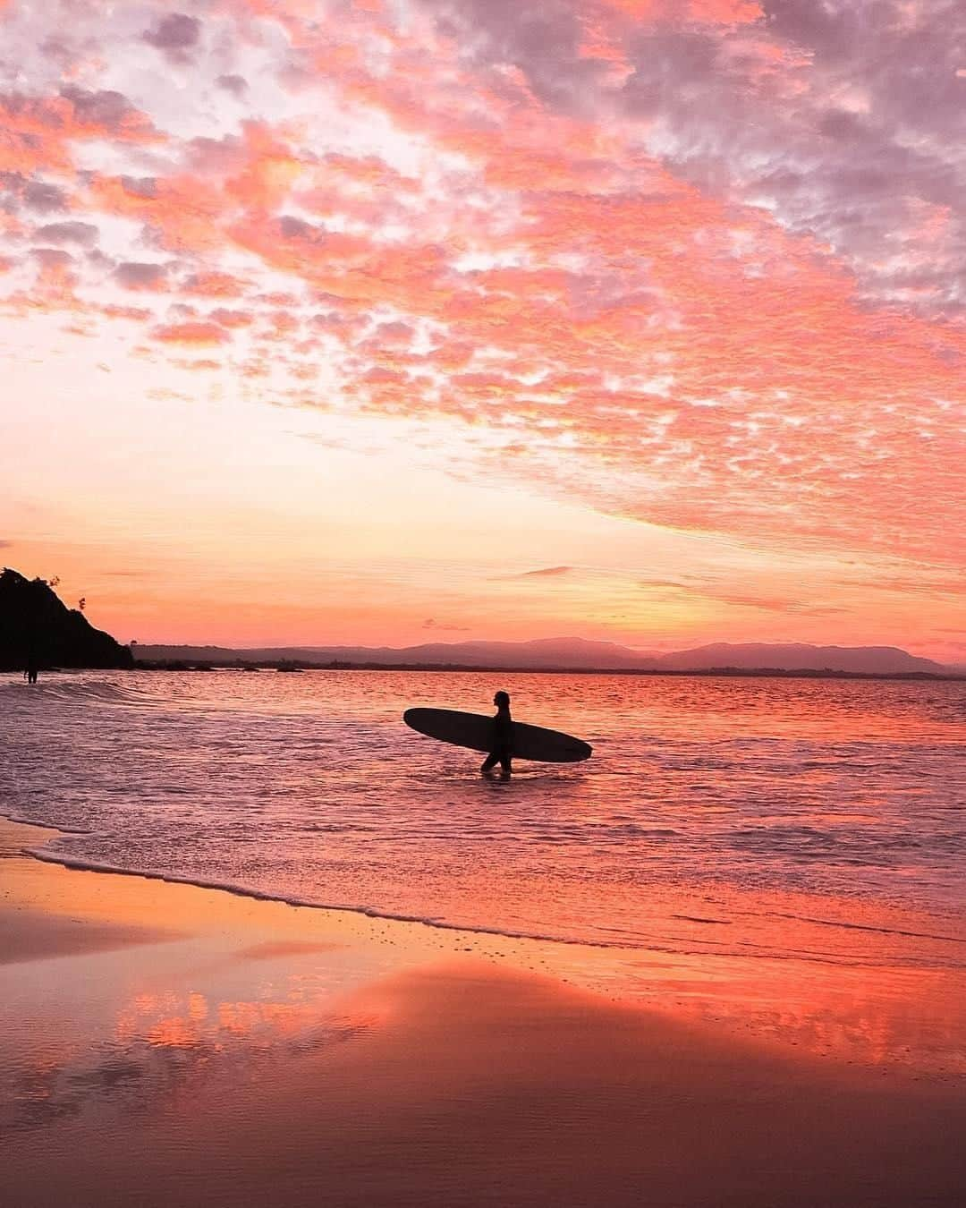 Australiaさんのインスタグラム写真 - (AustraliaInstagram)「When your sunset surf looks like it’s straight out of a music video 🌅 @saxonkent captured this stunning scene on #ByronBay’s #WategosBeach, where the surf is so good that the local bottlenose dolphins can’t resist it either! The endless beaches, delicious food scene and reliable surf breaks attract visitors from near and far to this popular #beach town in @visitnsw. Go for a #surfing lesson with @blackdog_surfschool, @mojo.surf or @letsgosurfingaustralia to get a taste of the local life, and treat yourself to a feast at @thepasscafebyronbay or @beachbyronbay afterwards - you’ll need it after burning all those calories out on the water! 😉  #seeaustralia #newsouthwales #travel #explore #sunsetlovers」3月31日 19時00分 - australia