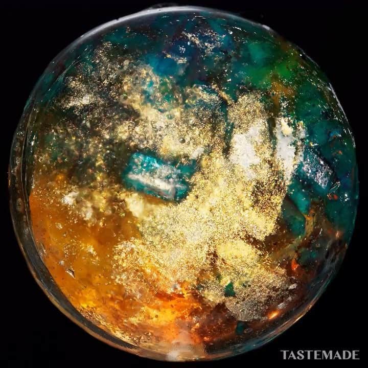 のインスタグラム：「【宇宙の彼方へ!!】ギャラクシーキャンディー💫⁣⠀ ⁣⠀ スマホアプリはレシピを簡単に探せるよ📲⠀⁣⠀ ダウンロードはプロフィールのURLをクリック👆⠀⁣⠀ ⁣⠀ ■材料⠀⁣⠀ ⁣⠀ ＊ 黒糖飴　18粒⁣⠀ ＊砂糖　100g⁣⠀ ＊フルーツキャンディー　適量⁣⠀ ＊キャンディ用スティック　6本⁣⠀ ⁣⠀ ■手順⠀⁣⠀ ⁣⠀ 1. フルーツキャンディーをジップロックに入れ、細かく砕き天板の上に並べる。⁣⠀ 2. 150℃に余熱をしたオーブンで10分加熱し飴を溶かす。粗熱をとって触れるくらいの温度になったら、丸く円板状にくり抜く。⁣⠀ 3. 丸いシリコン型に黒飴と塩飴をそれぞれ入れ、同じく150℃のオーブンで10分加熱する。⁣⠀ 4. 3の飴が溶けたら、2でくりぬいたフルーツキャンディーとキャンディ棒を間に挟み形を調整する。⁣⠀ 5. お皿に盛り付けたら完成！⁣⠀ ⁣⠀ ⁣⠀ #food #foodie #cooking #recipe#tastemade #japan #candy #planet #cute⁣⠀ ⁣⠀ #料理 #クッキング #レシピ #おうちご飯 #おうちごはん #おうちカフェ #スイーツ #デザート #おやつ #お菓子作り #キャンディー #宇宙 #フォトジェニック⁣⠀」